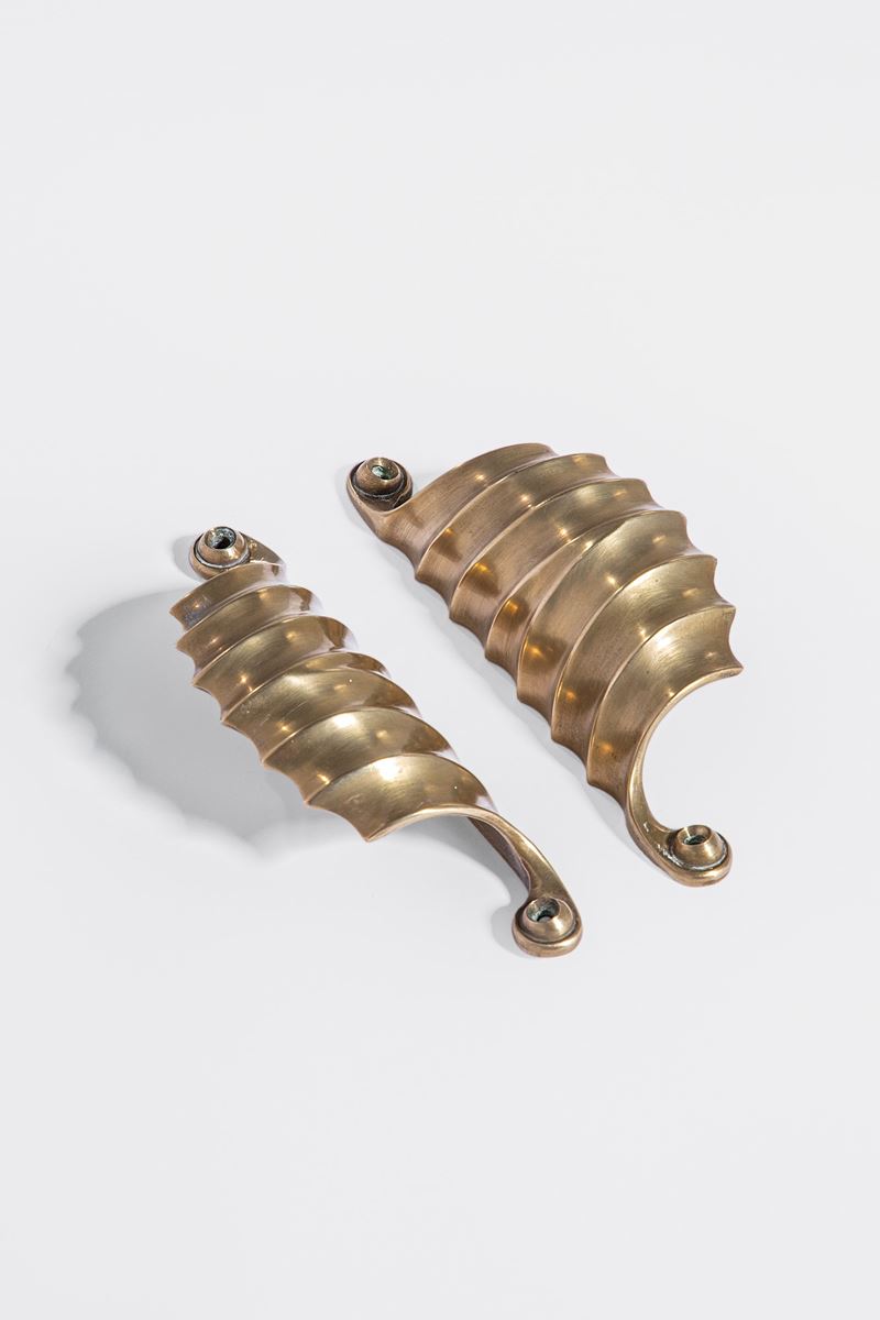 Coppia di maniglie a guisa di conchiglie