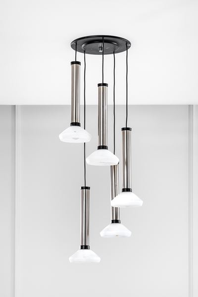 Lampadario a cinque pendenti in metallo verniciato, metallo nichelato e vetro opalino