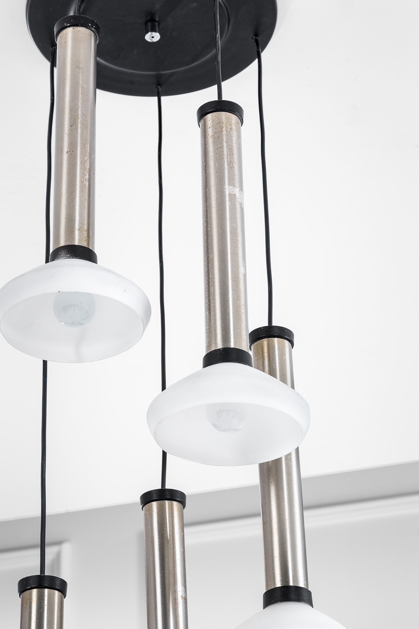 Stilnovo (attr.) - Lampadario a cinque pendenti in metallo verniciato, metallo nichelato e vetro ...