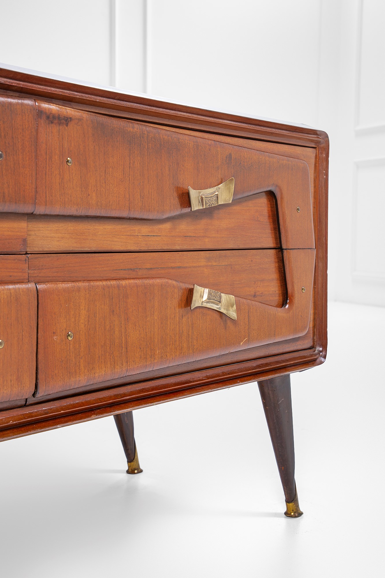Vittorio Dassi - Cassettiera in legno impiallacciato e massello con parti in ottone e vetro color...
