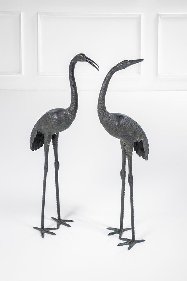Due sculture raffiguranti gru