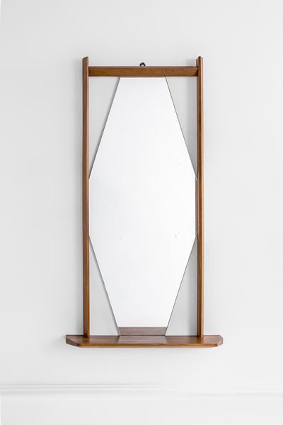 Specchiera con mensola, legno massello sagomato e vetro specchiato, anni ’60 circa
