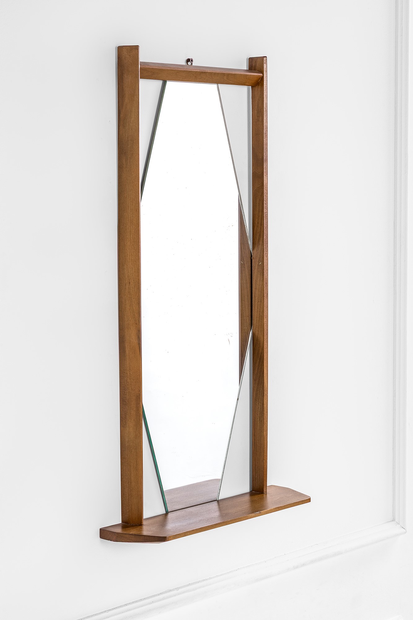 Specchiera con mensola, legno massello sagomato e vetro specchiato, anni ’60 circa