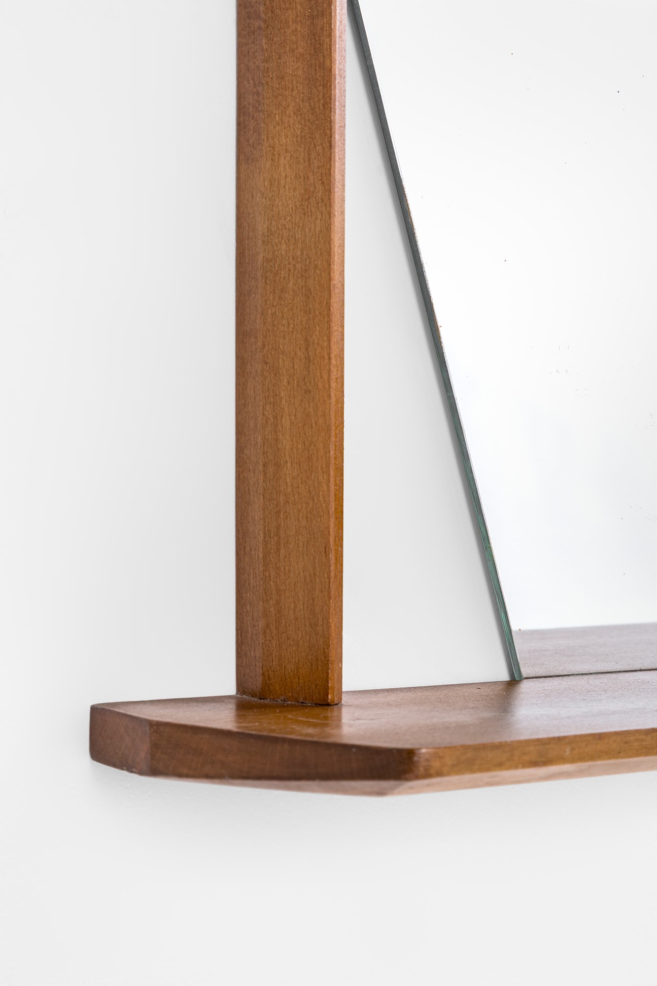 Specchiera con mensola, legno massello sagomato e vetro specchiato, anni ’60 circa
