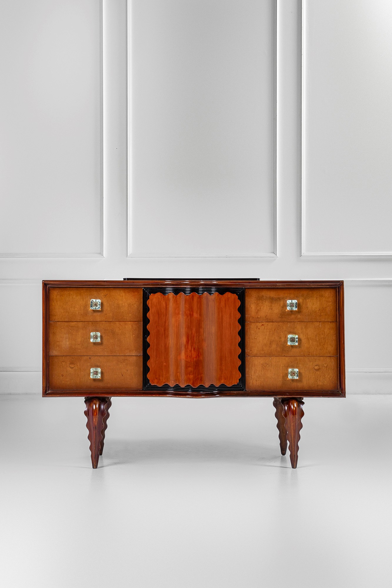 Mobile contenitore a due file di cassetti e anta centrale celante cassetti