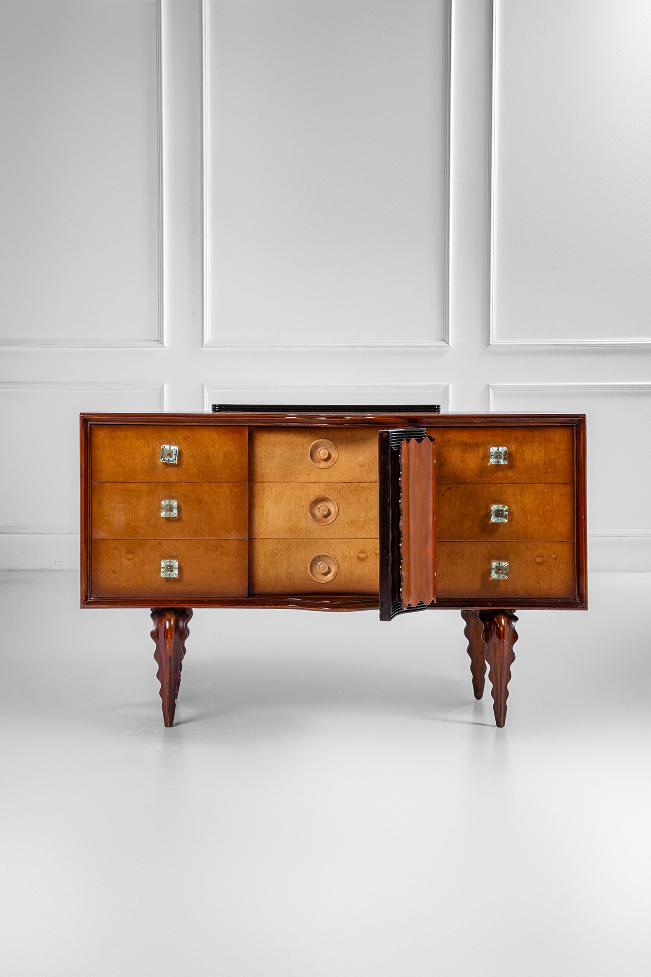 Mobile contenitore a due file di cassetti e anta centrale celante cassetti