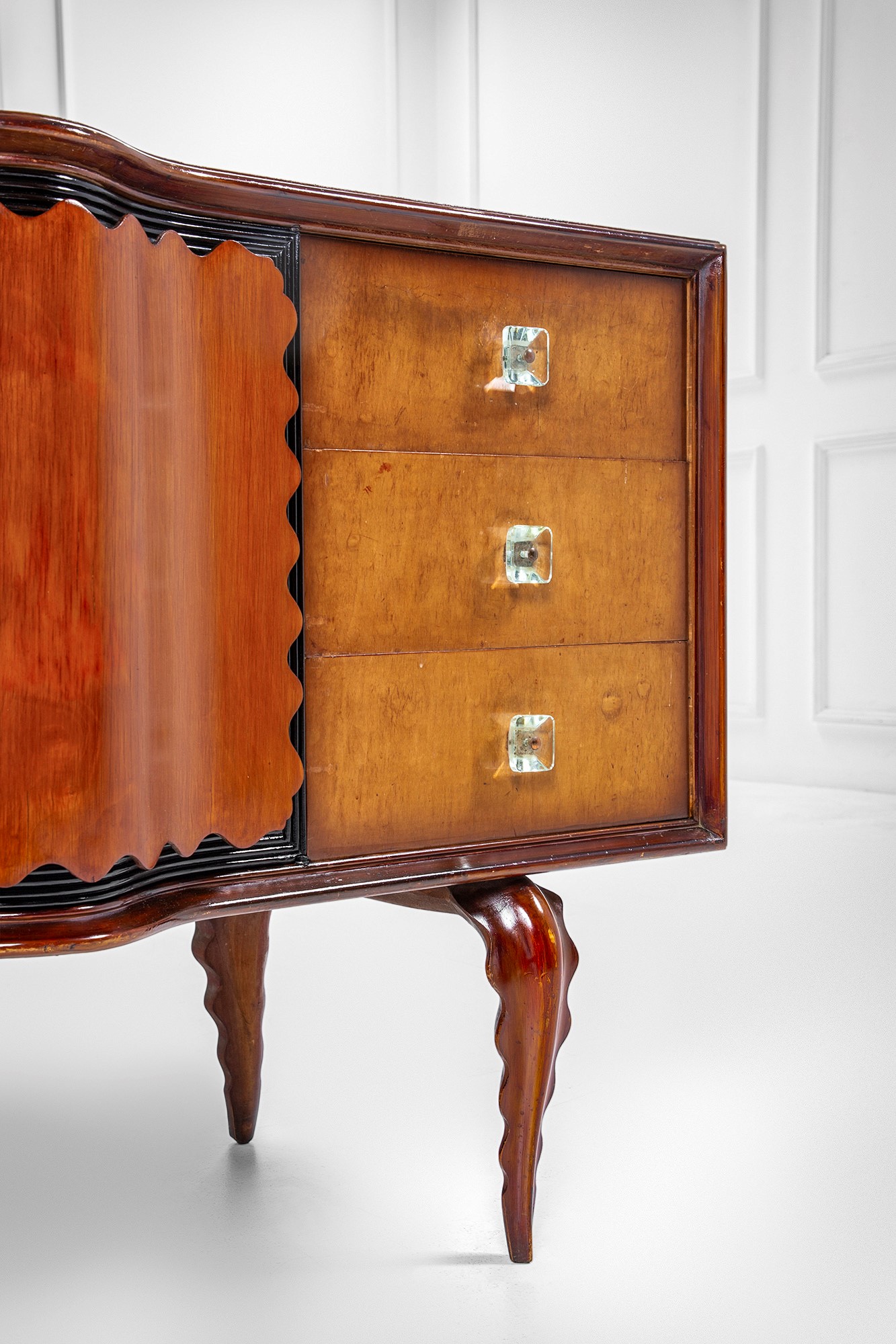 Mobile contenitore a due file di cassetti e anta centrale celante cassetti