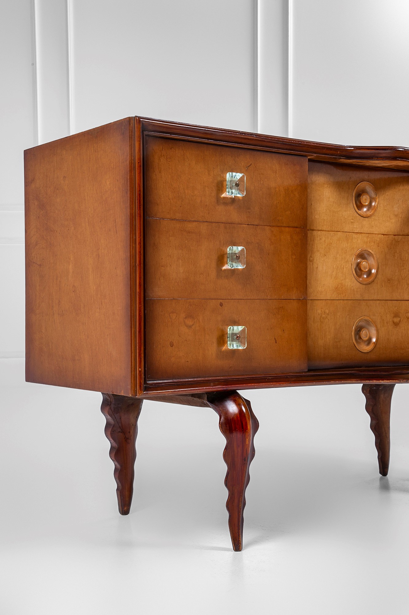 Mobile contenitore a due file di cassetti e anta centrale celante cassetti