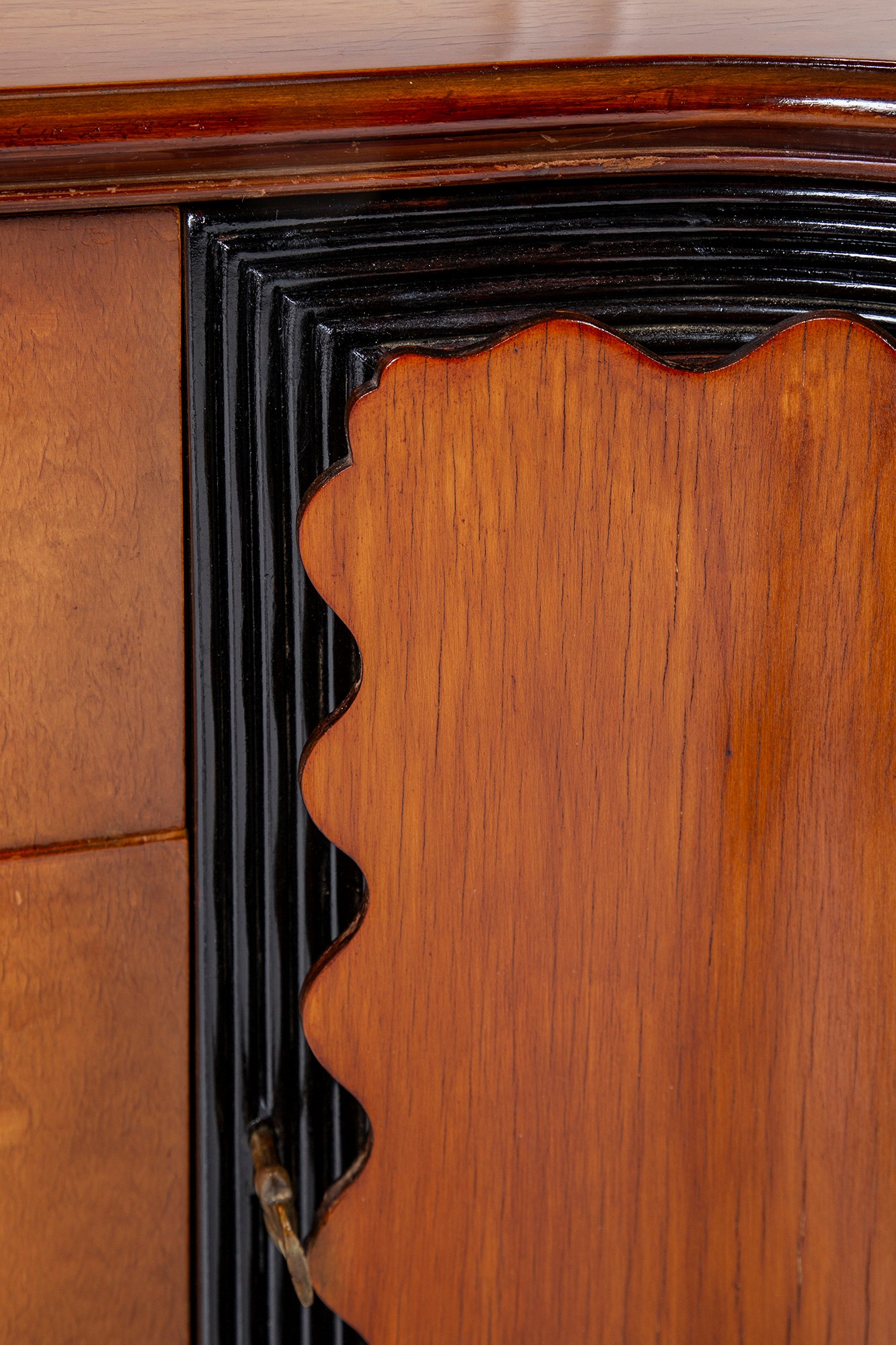 Mobile contenitore a due file di cassetti e anta centrale celante cassetti