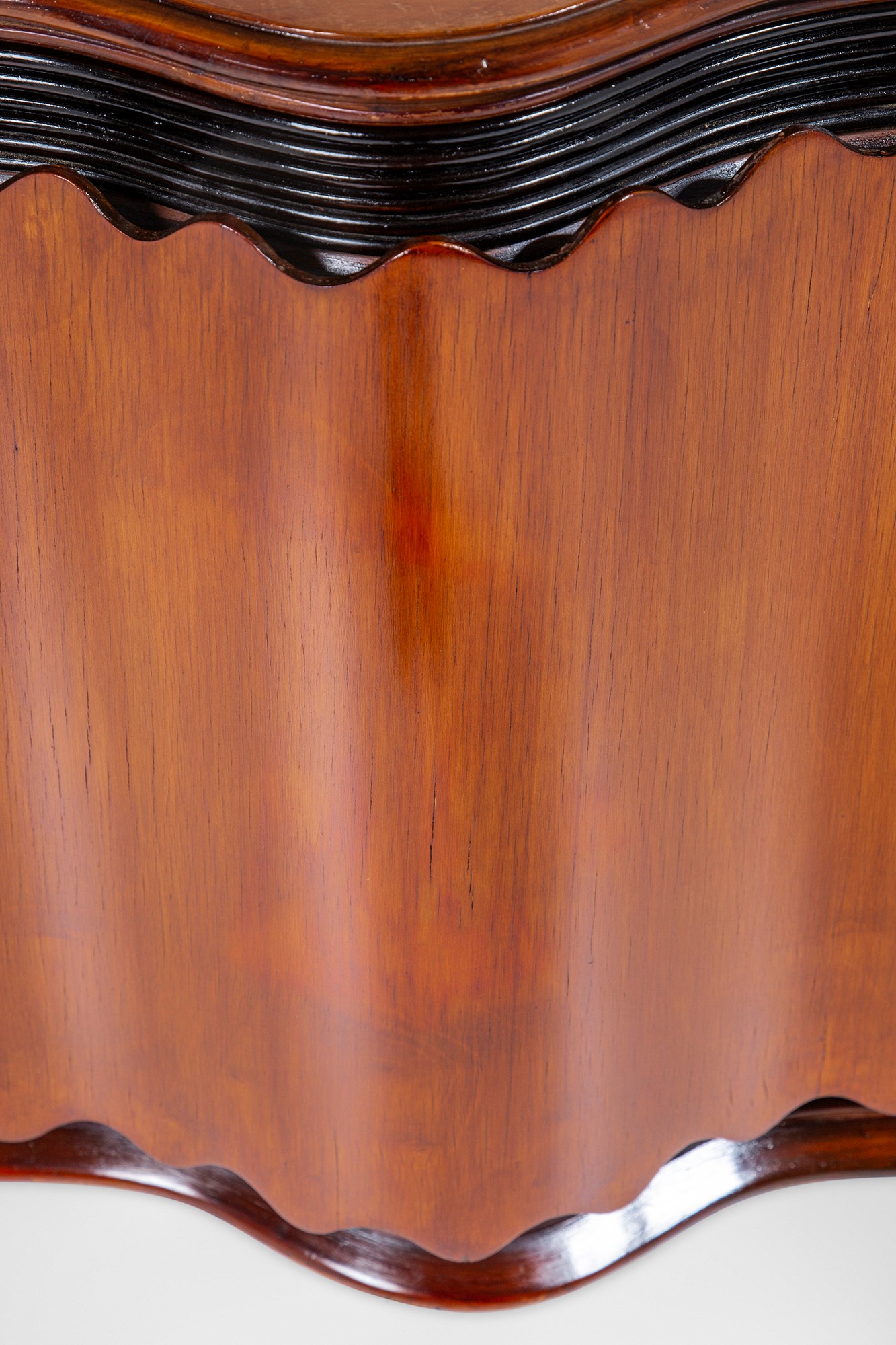 Mobile contenitore a due file di cassetti e anta centrale celante cassetti