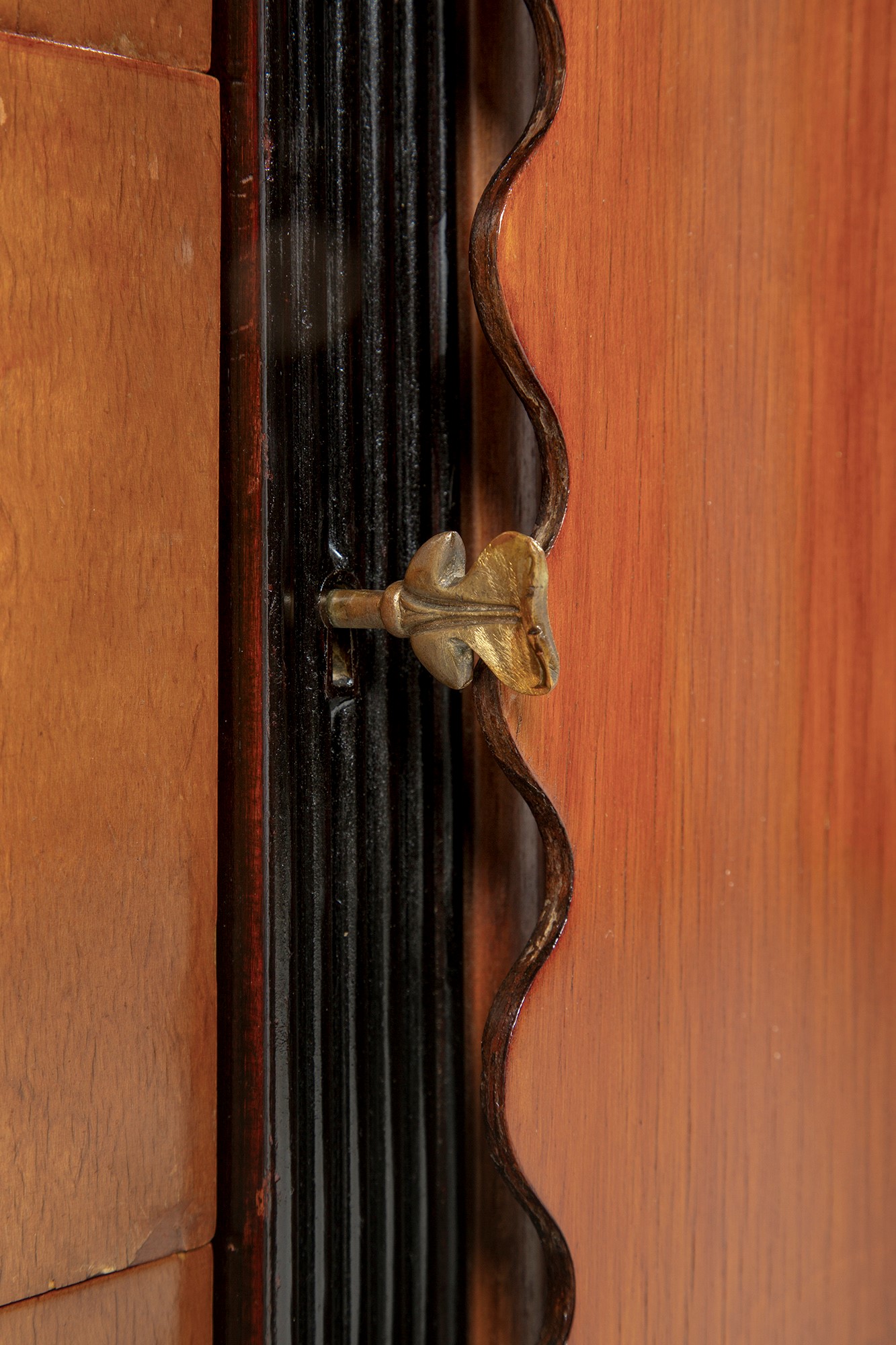 Mobile contenitore a due file di cassetti e anta centrale celante cassetti