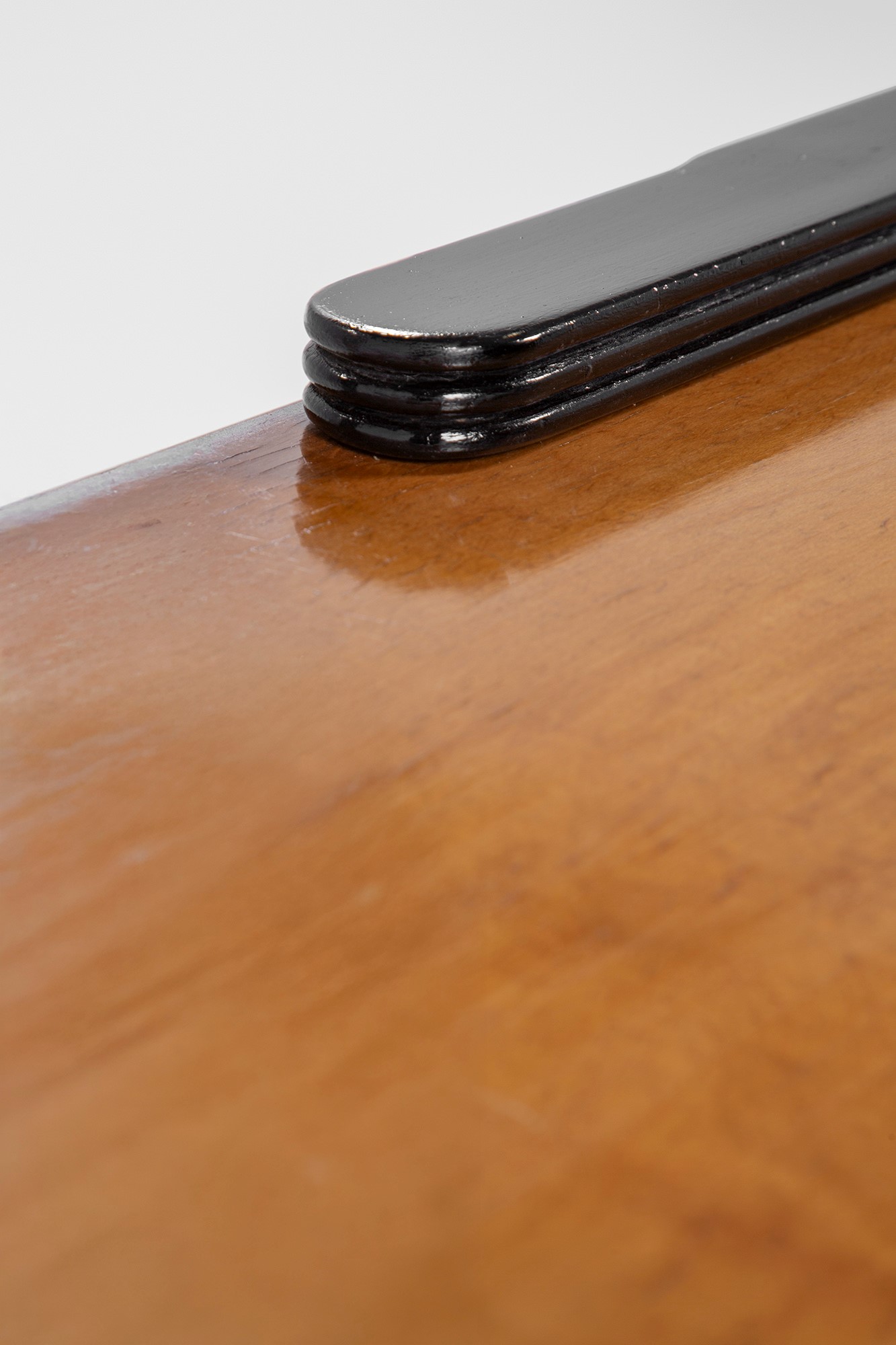 Mobile contenitore a due file di cassetti e anta centrale celante cassetti