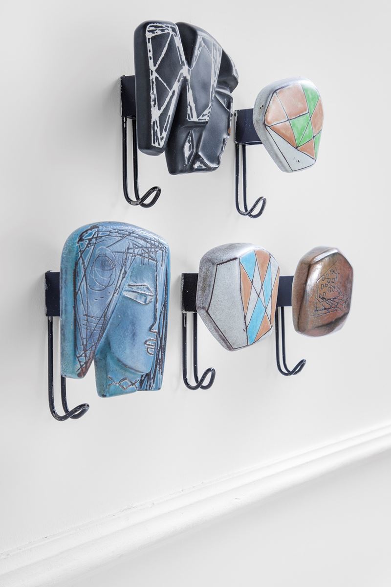 Cinque appendiabiti da parete