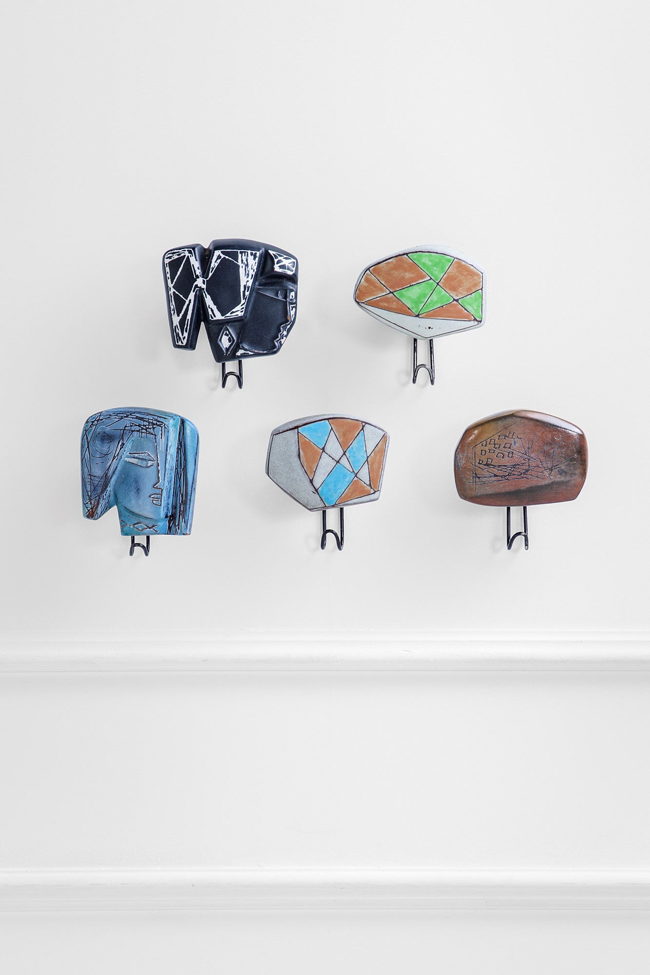 Cinque appendiabiti da parete