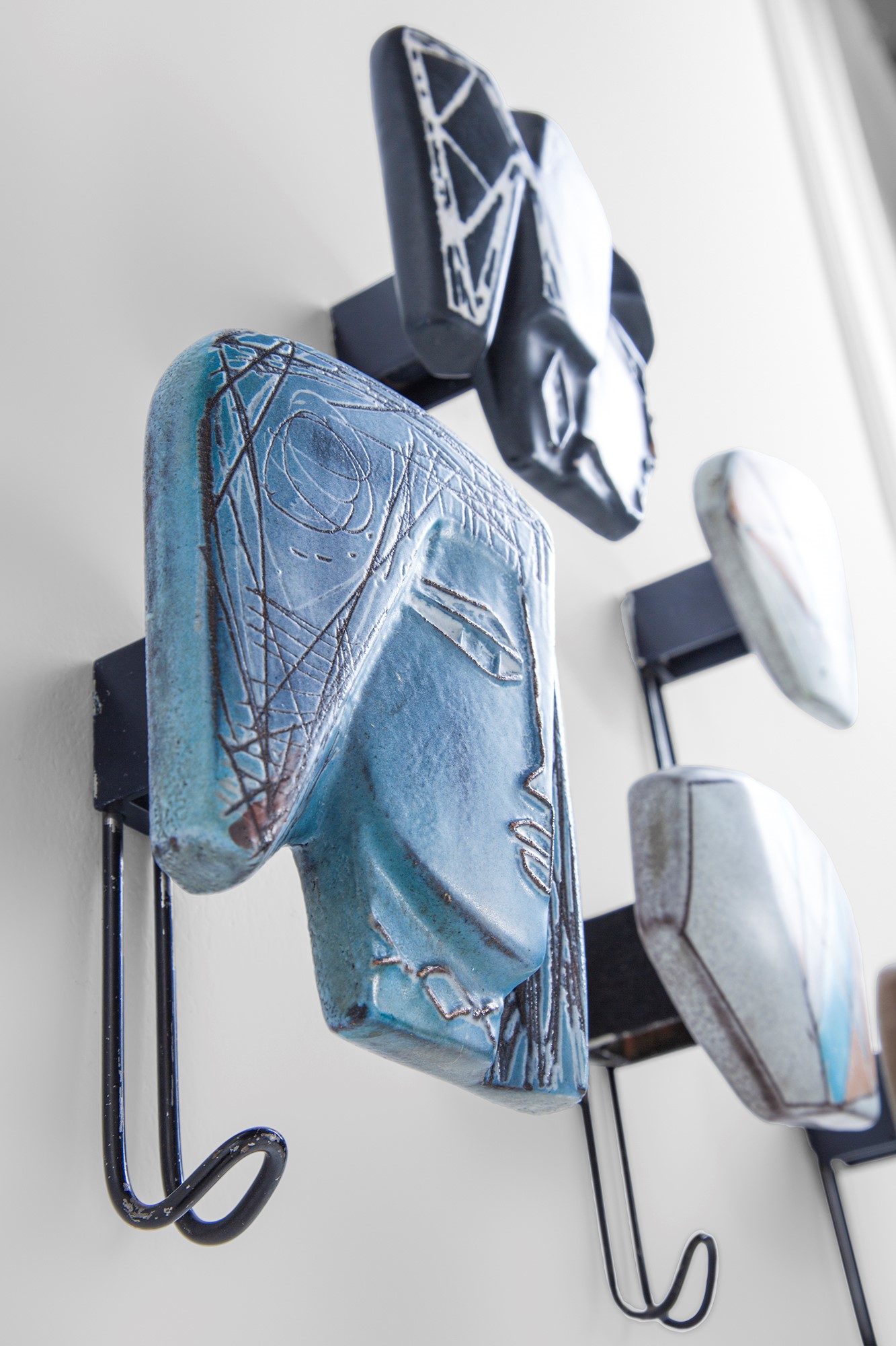 Cinque appendiabiti da parete