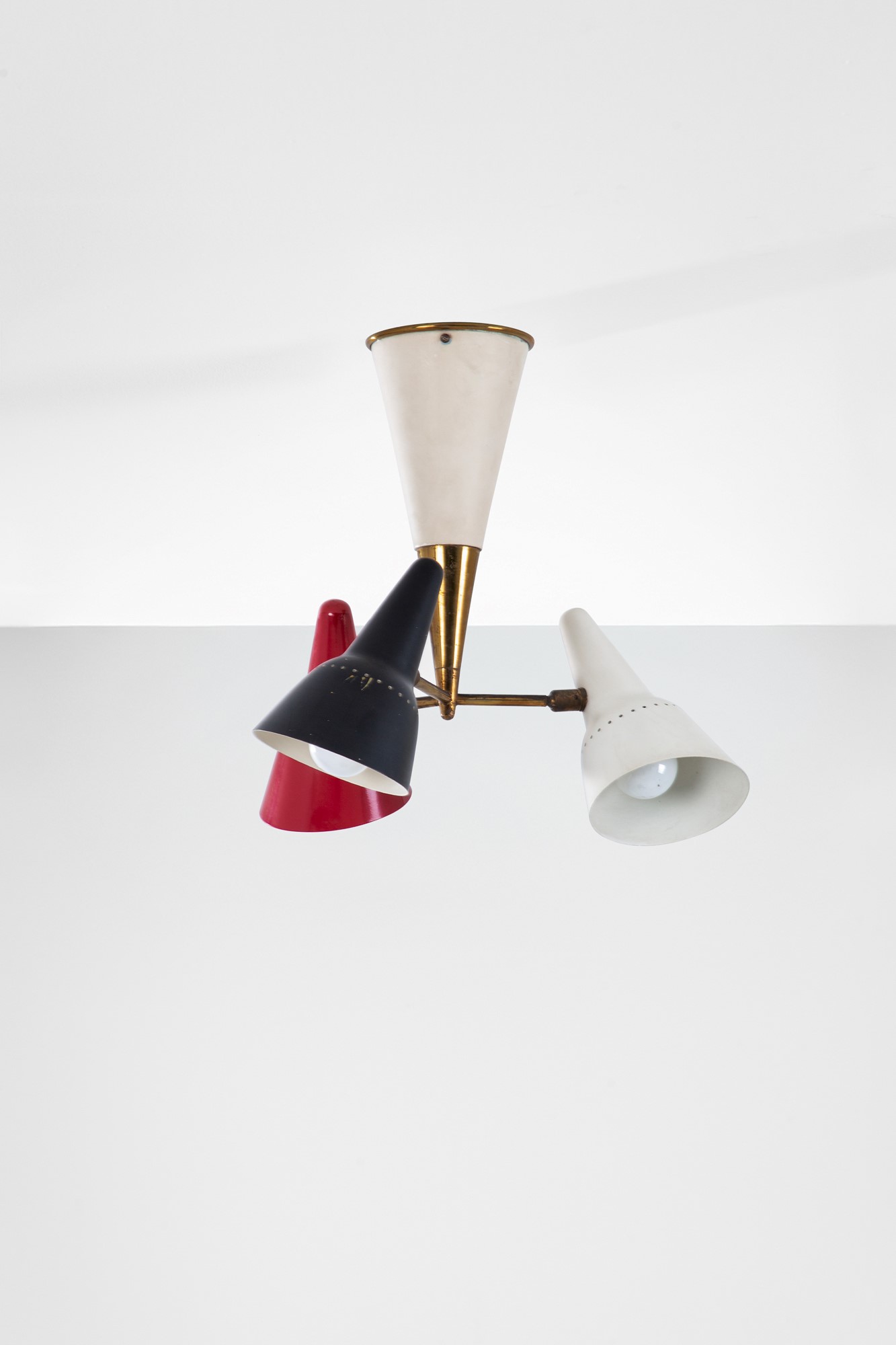 Lumen - Lampada a plafone a tre luci mod. P12, metallo verniciato e ottone lucido