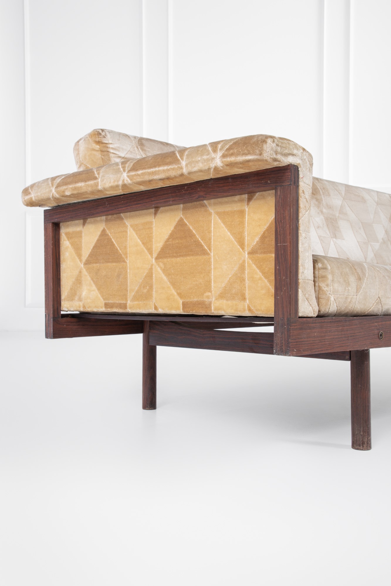 Kazuhide Takahama - Divano modello Naeko, legno massello e gommapiuma rivestita in tessuto