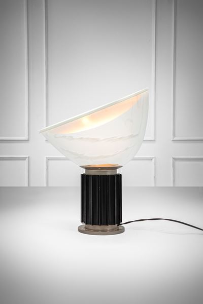 Lampada da tavolo modello Taccia, fusione in alluminio e vetro soffiato