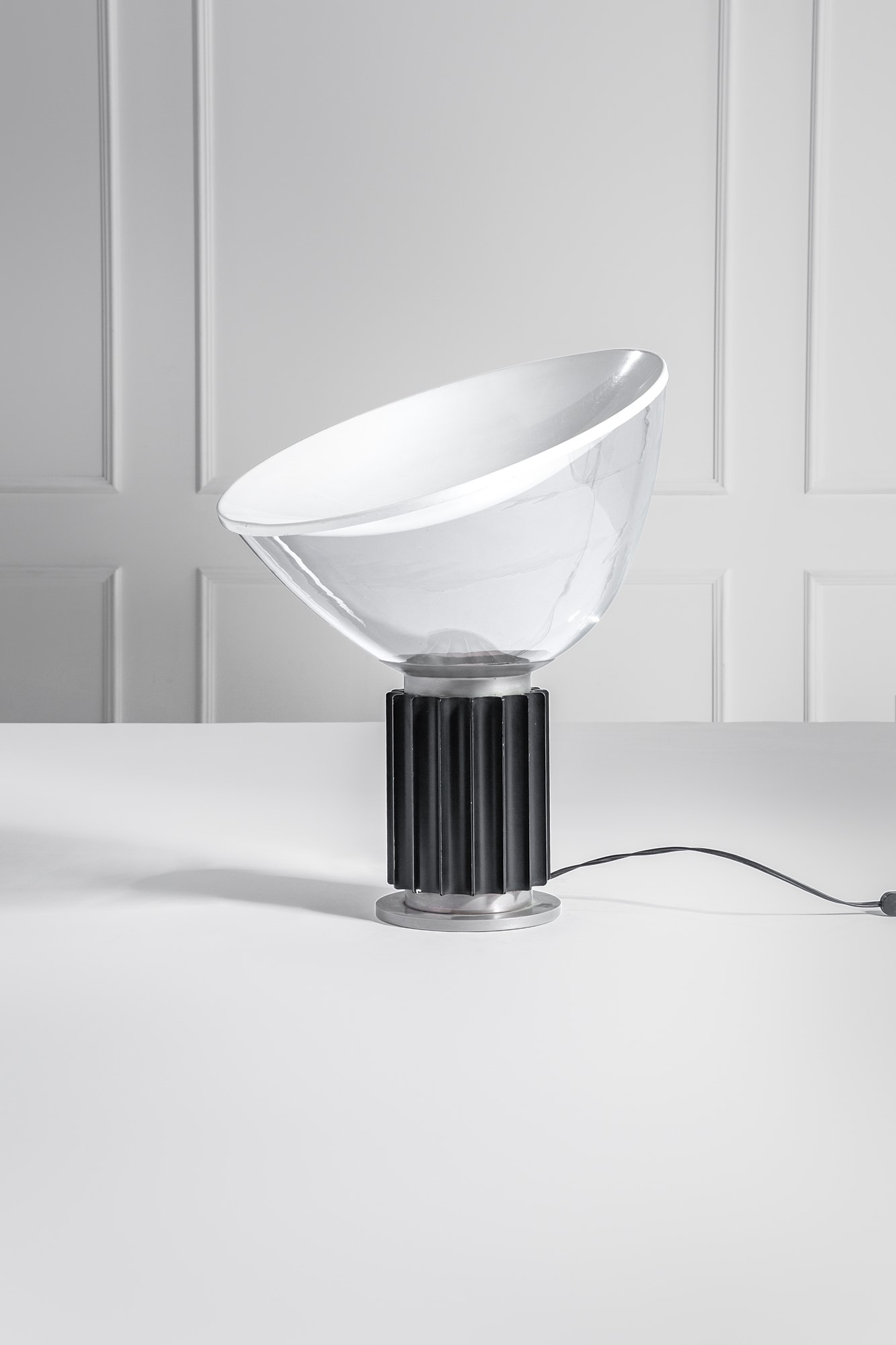 Achille Castiglioni - Lampada da tavolo modello Taccia, fusione in alluminio e vetro soffiato
