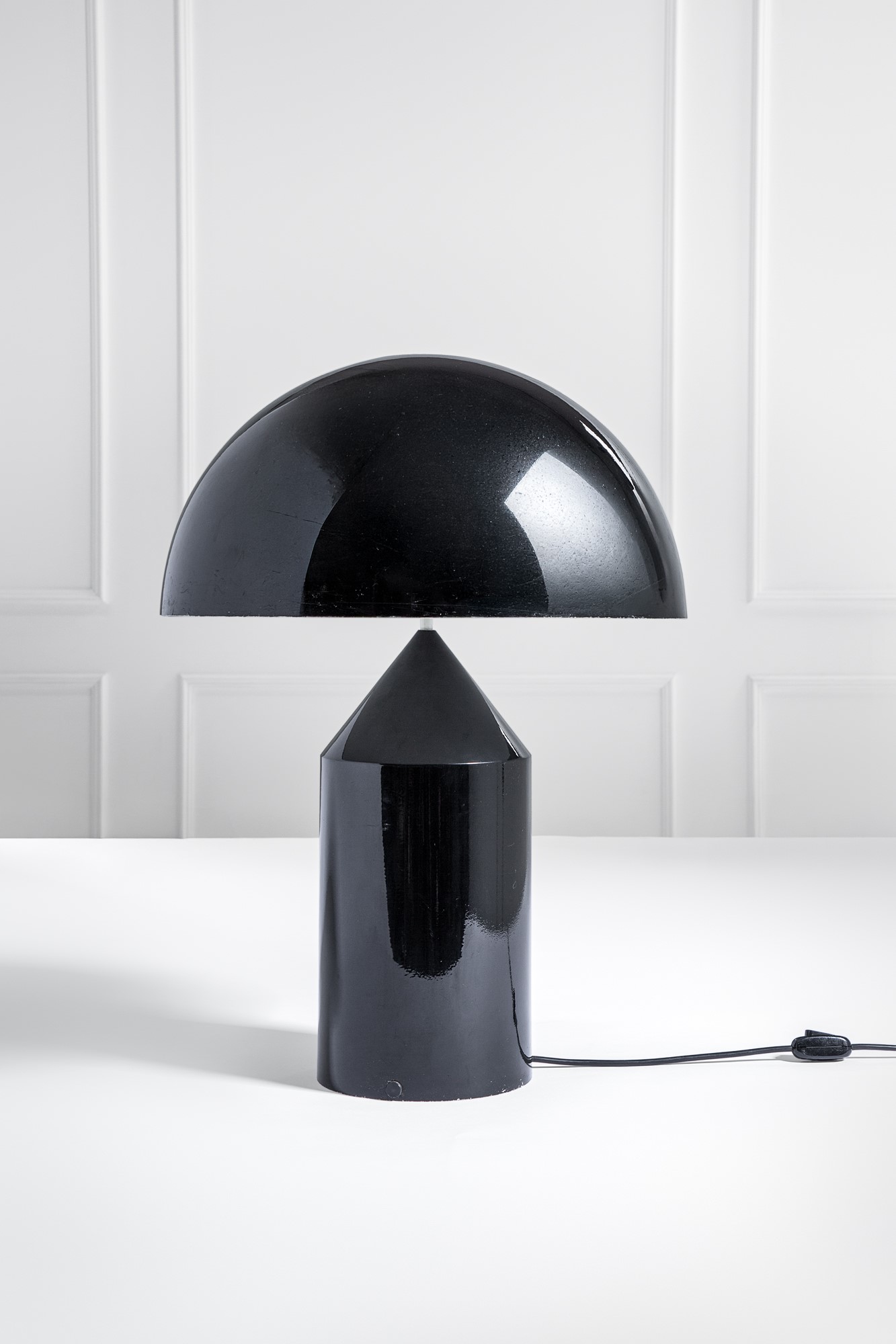 Lampada da tavolo mod. Atollo (Vico Magistretti), metallo verniciato