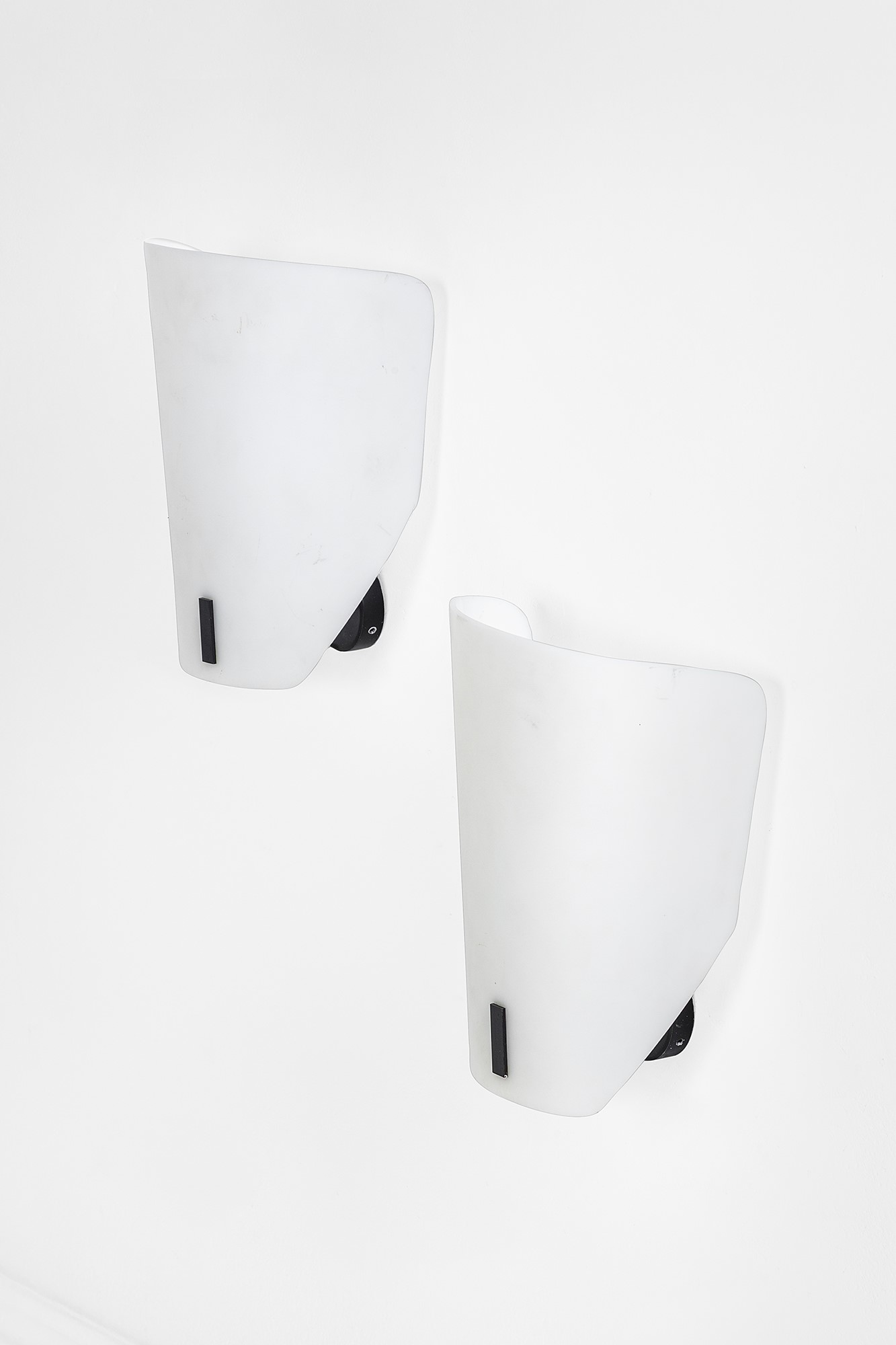 Due lampade da parete, metacrilato opalino e metallo verniciato (anni 1960 ca.)