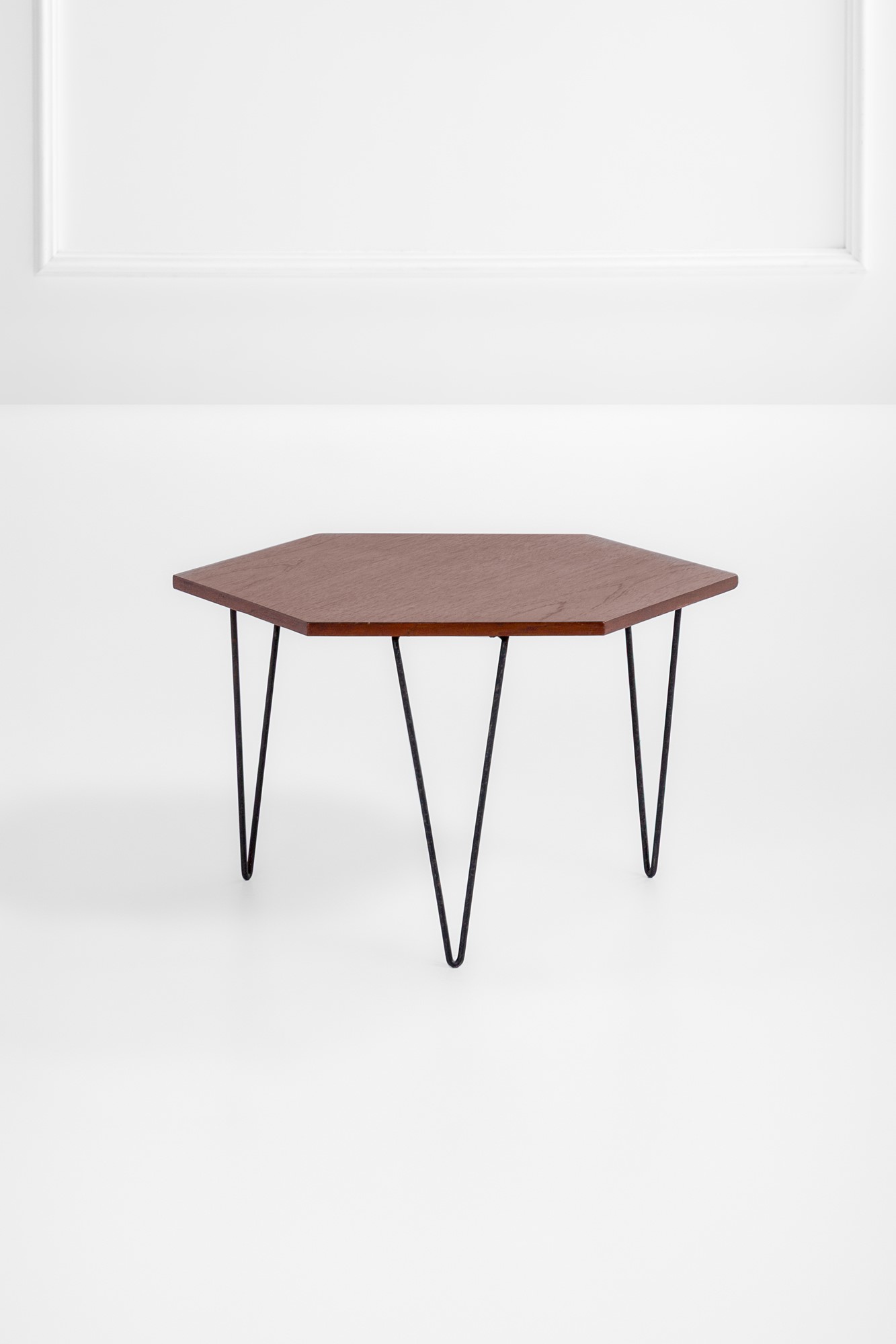 Gio Ponti - Tavolino in legno impiallacciato con tondino metallico verniciato