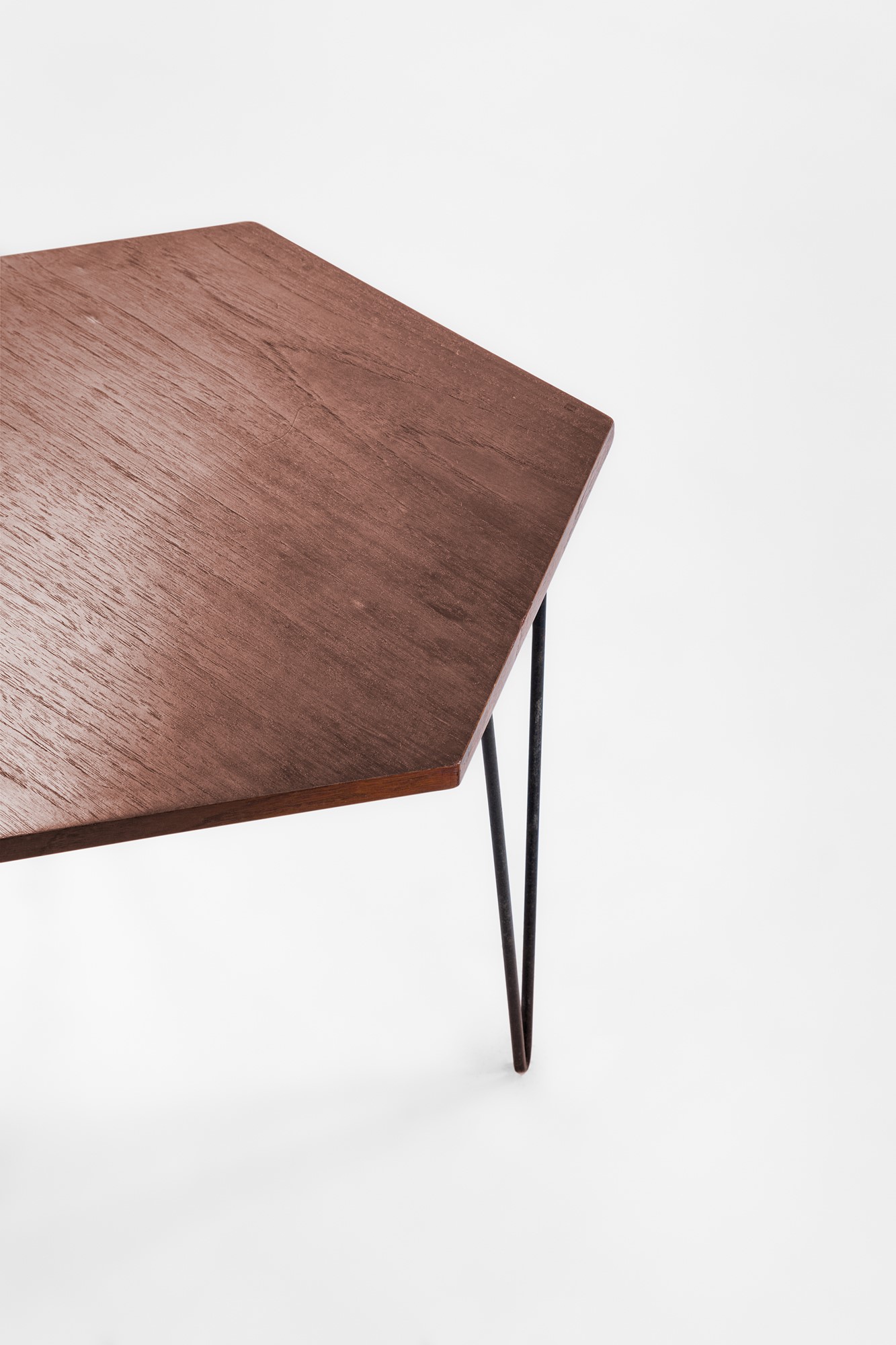 Gio Ponti - Tavolino in legno impiallacciato con tondino metallico verniciato