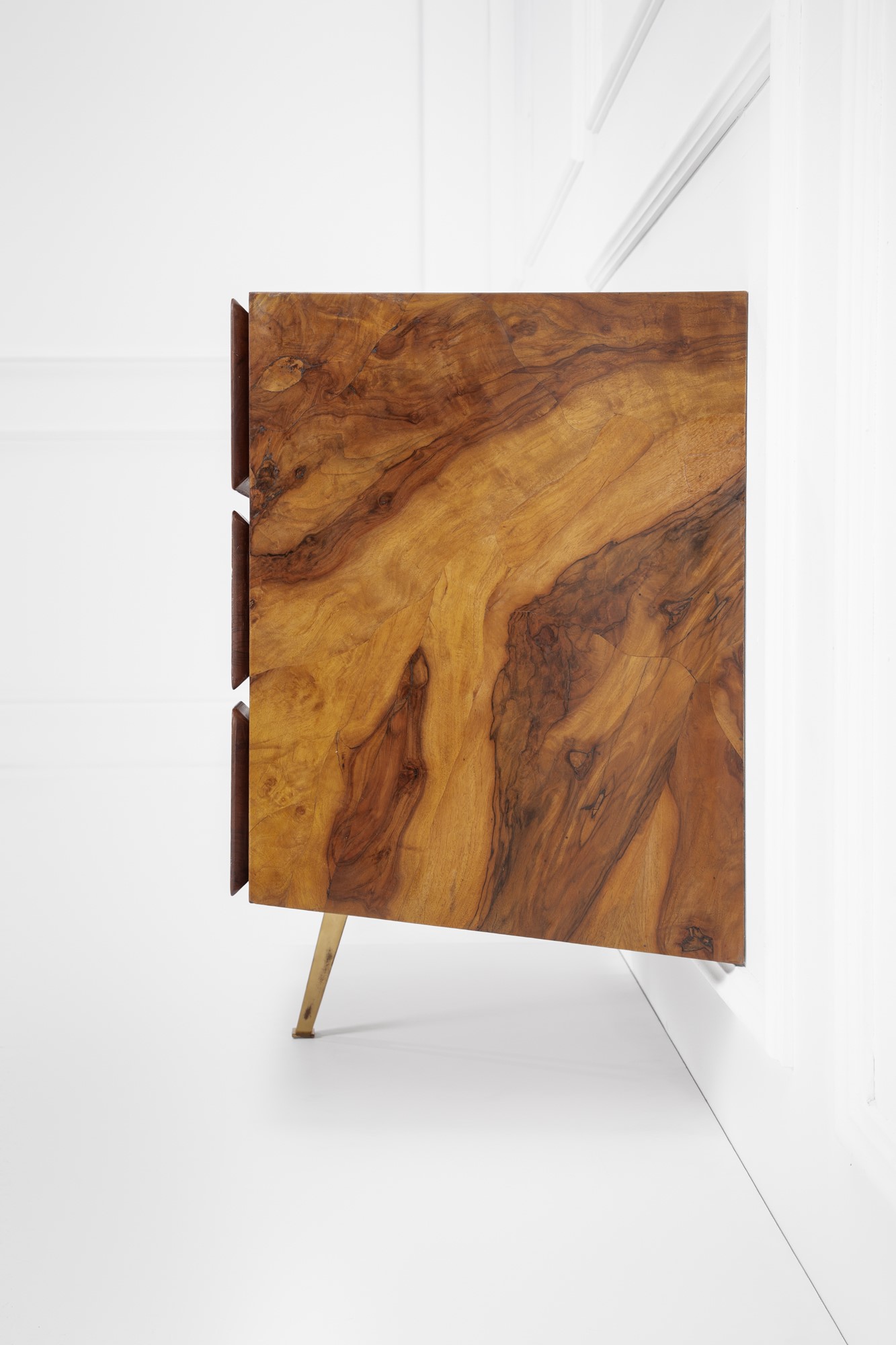 Mobile da muro a tre cassetti con gamba centrale