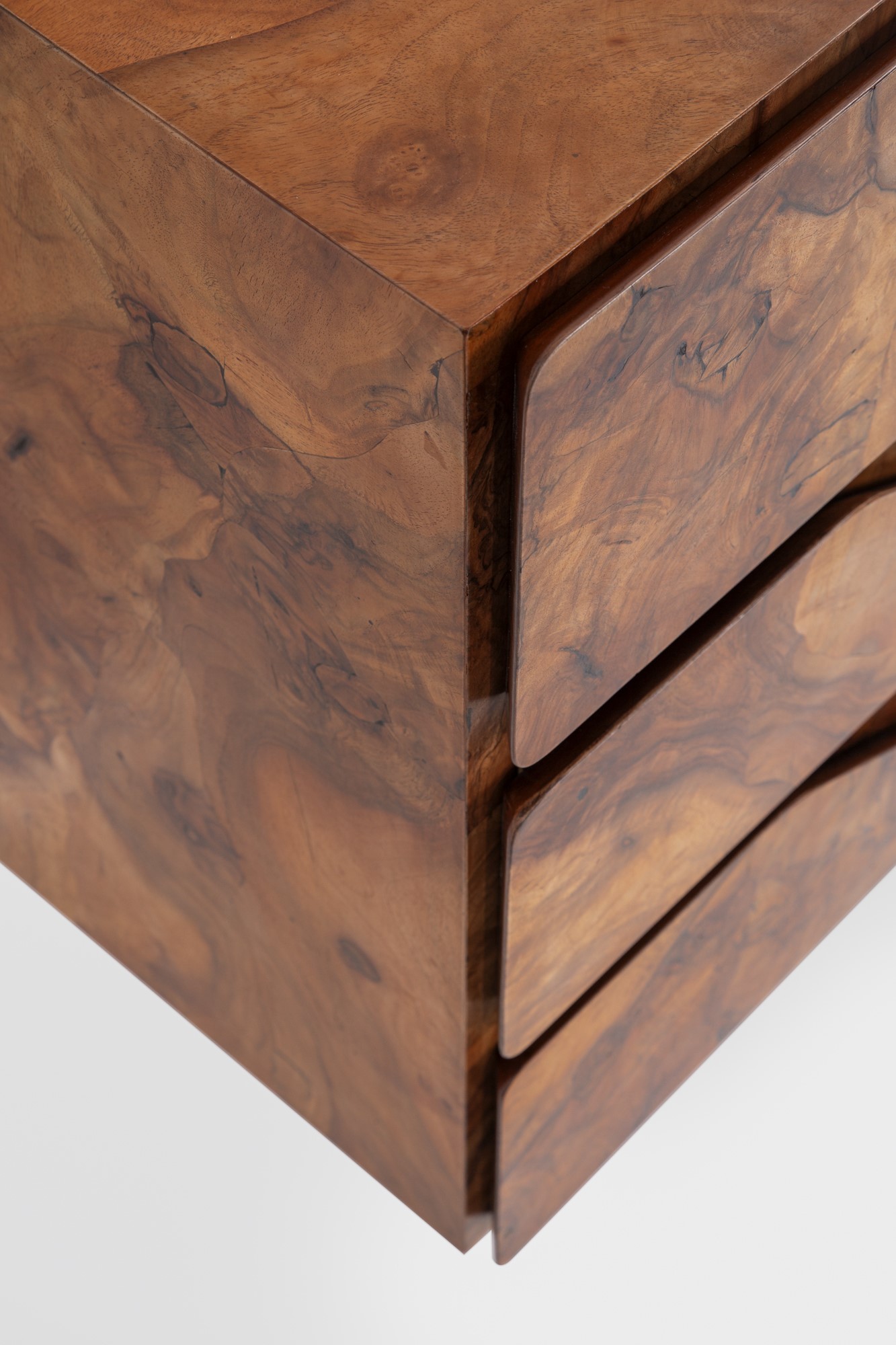 Mobile da muro a tre cassetti con gamba centrale