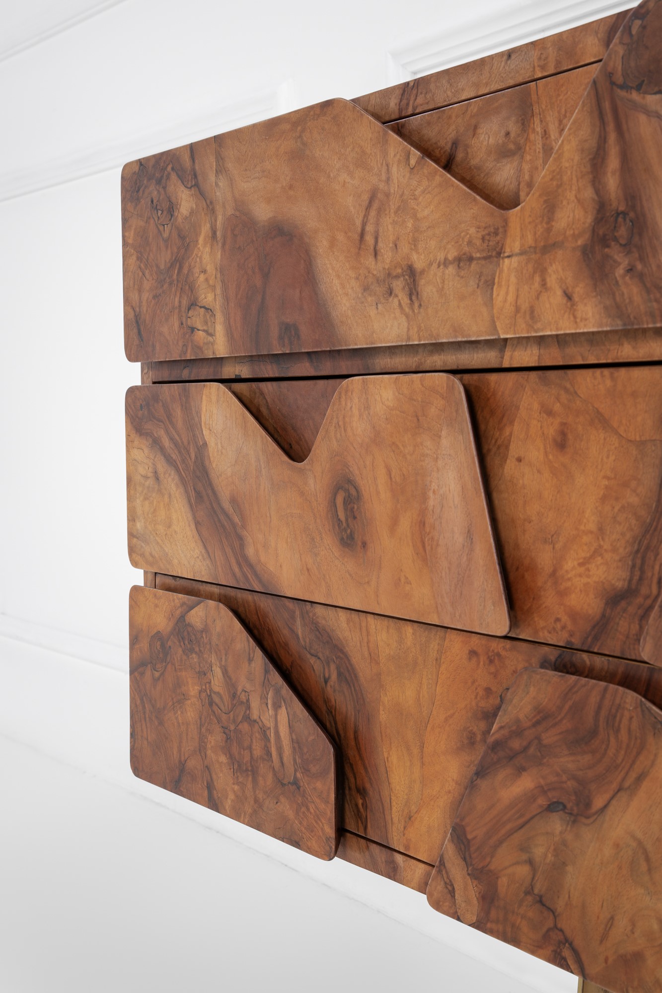 Mobile da muro a tre cassetti con gamba centrale