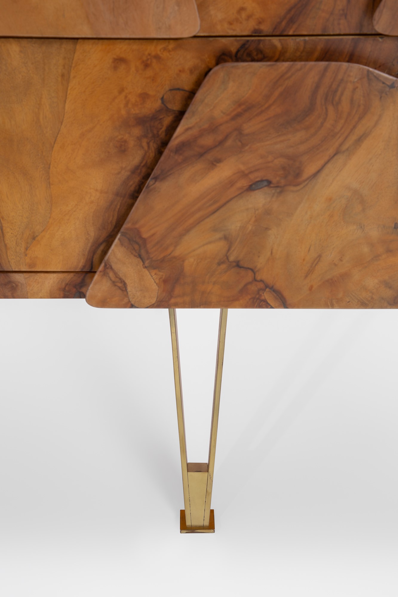 Mobile da muro a tre cassetti con gamba centrale