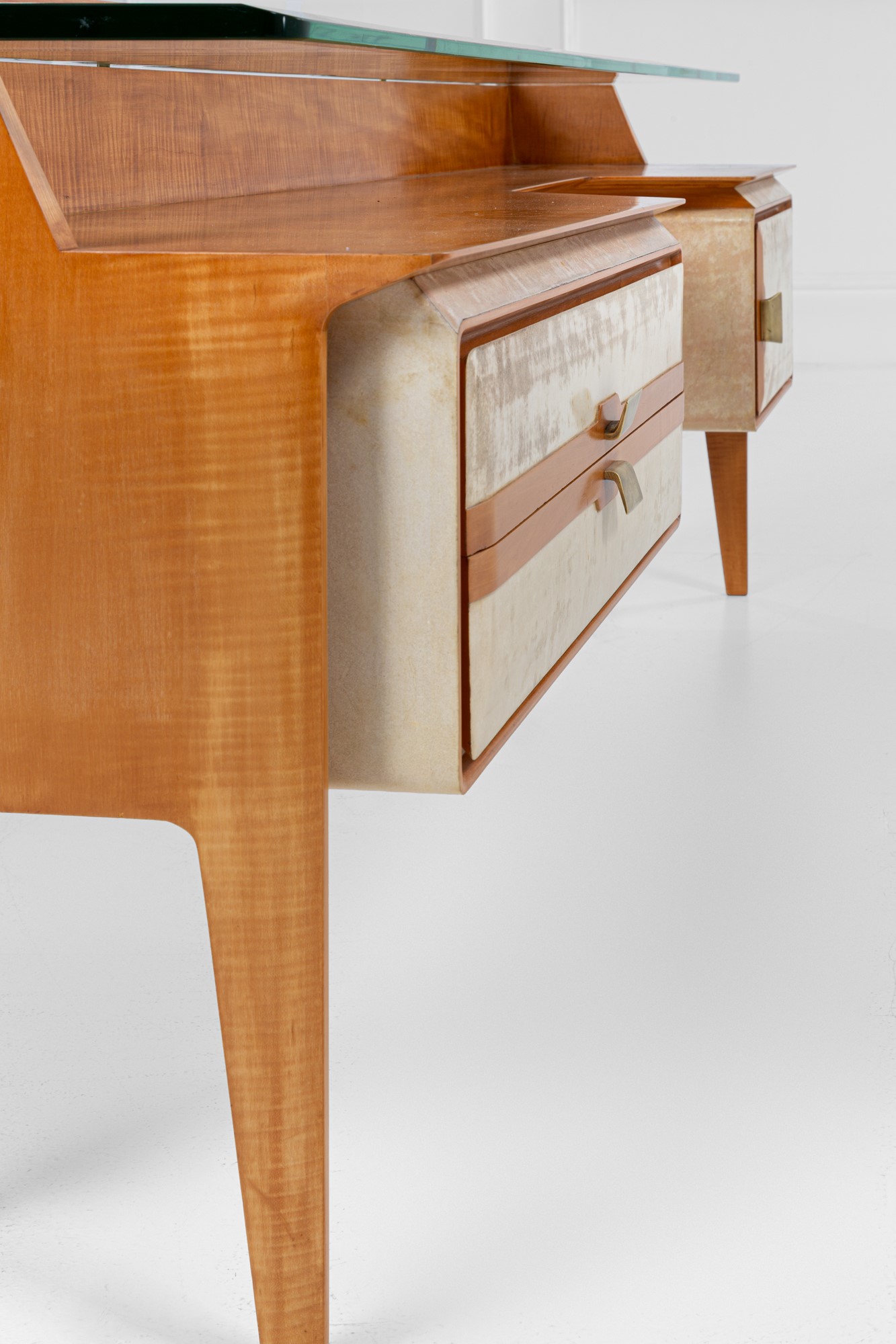 Mobile da camera con specchiera da parete