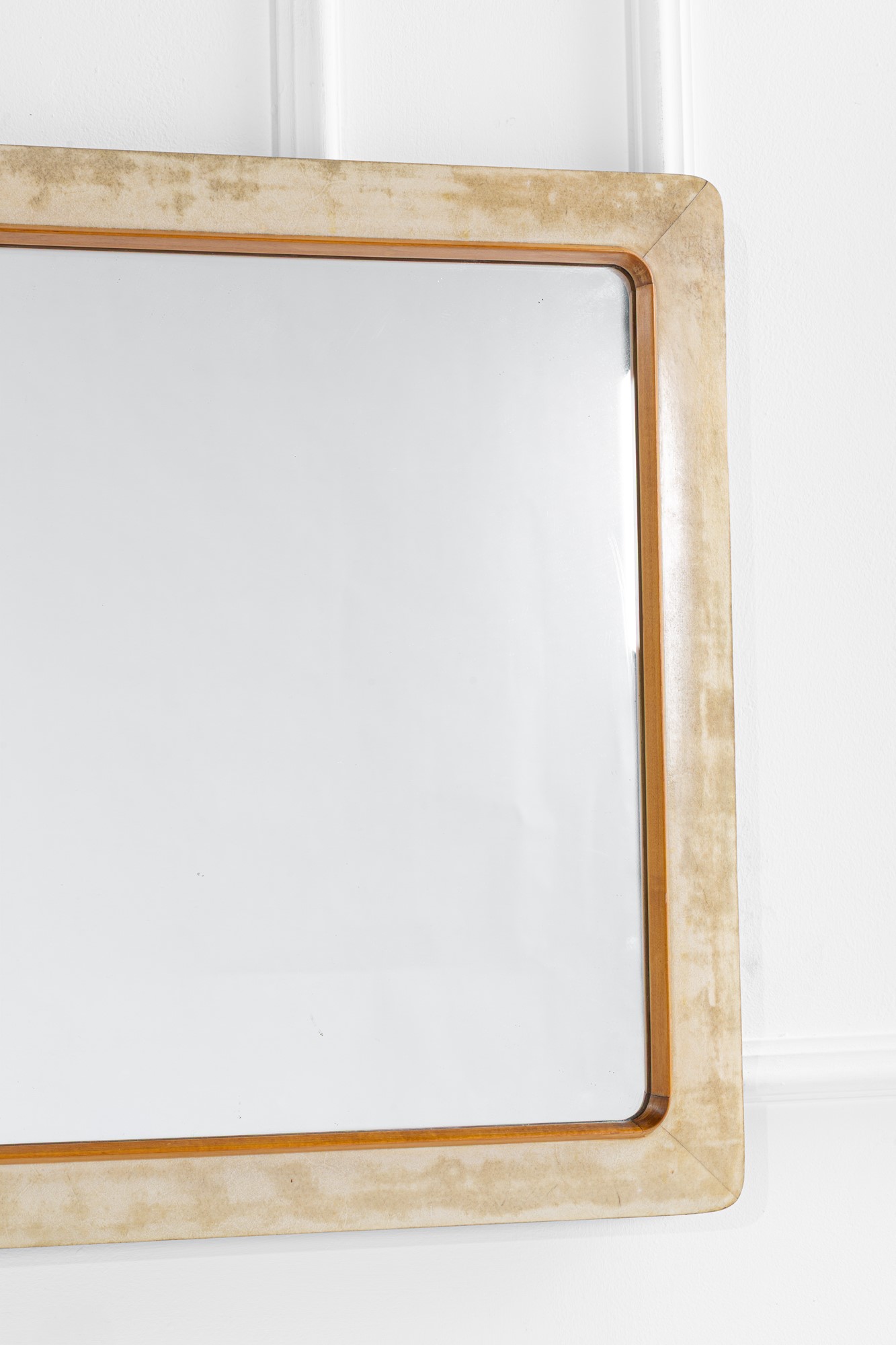 Mobile da camera con specchiera da parete