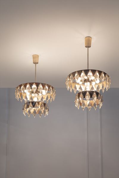 Coppia di lampadari in metallo argentato con elementi in vetro cristallo lavorati a diamante