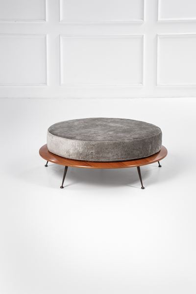 Seduta circolare, legno impiallacciato, ottone e tessuto, 1950 ca.