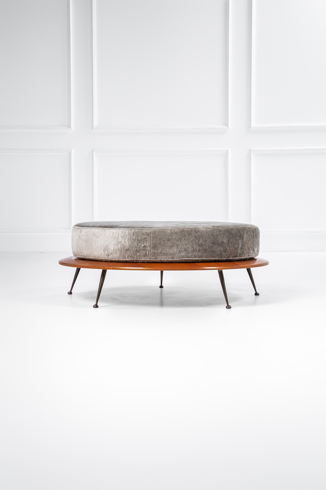 Seduta circolare, legno impiallacciato, ottone e tessuto, 1950 ca.