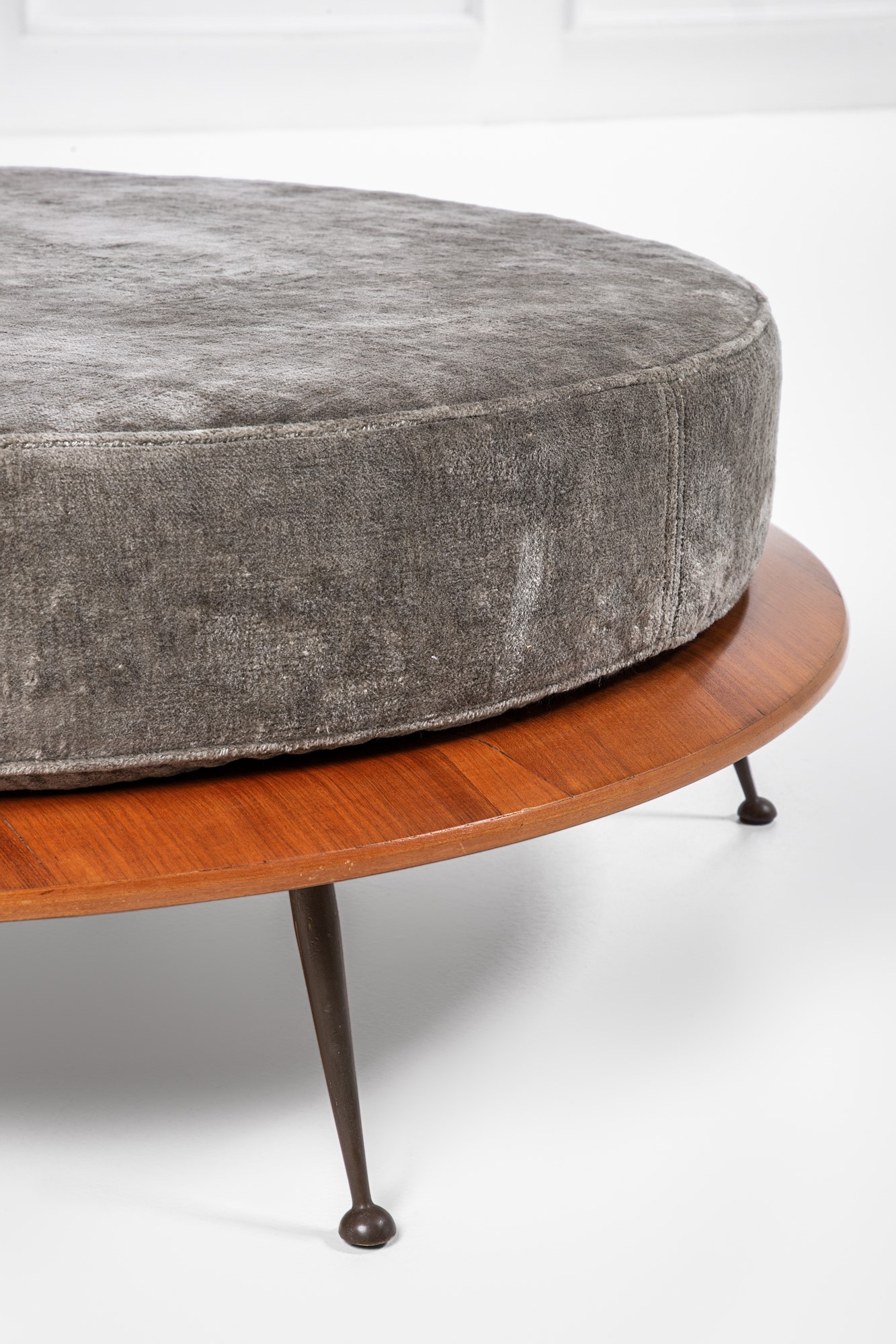 Seduta circolare, legno impiallacciato, ottone e tessuto, 1950 ca.