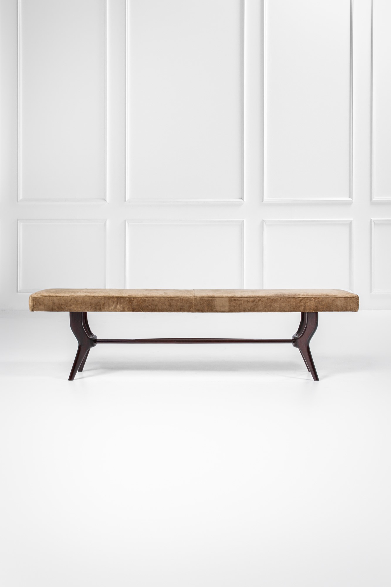 Grande panca, legno sagomato ebanizzato con rivestimento tessile