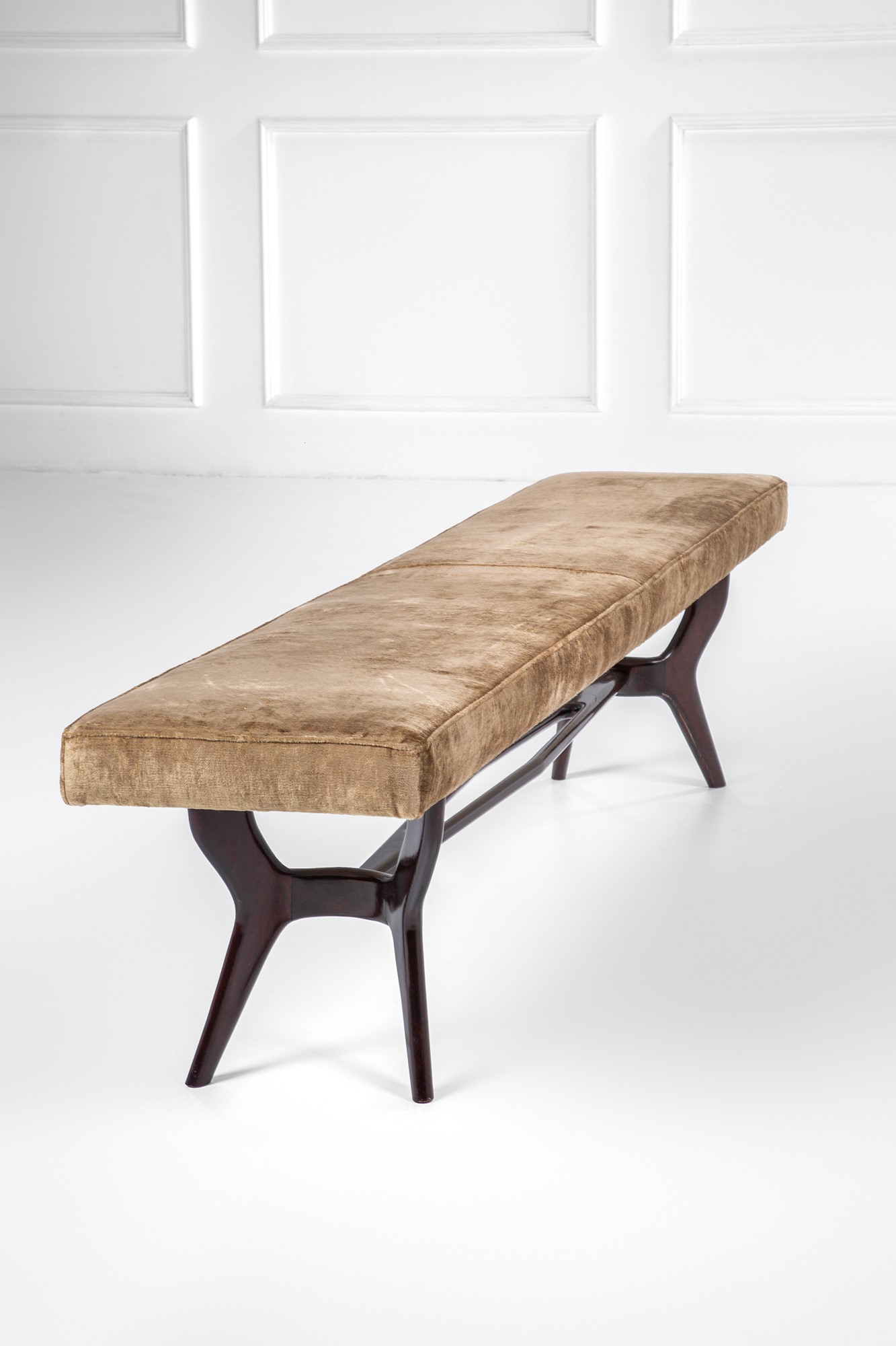Grande panca, legno sagomato ebanizzato con rivestimento tessile
