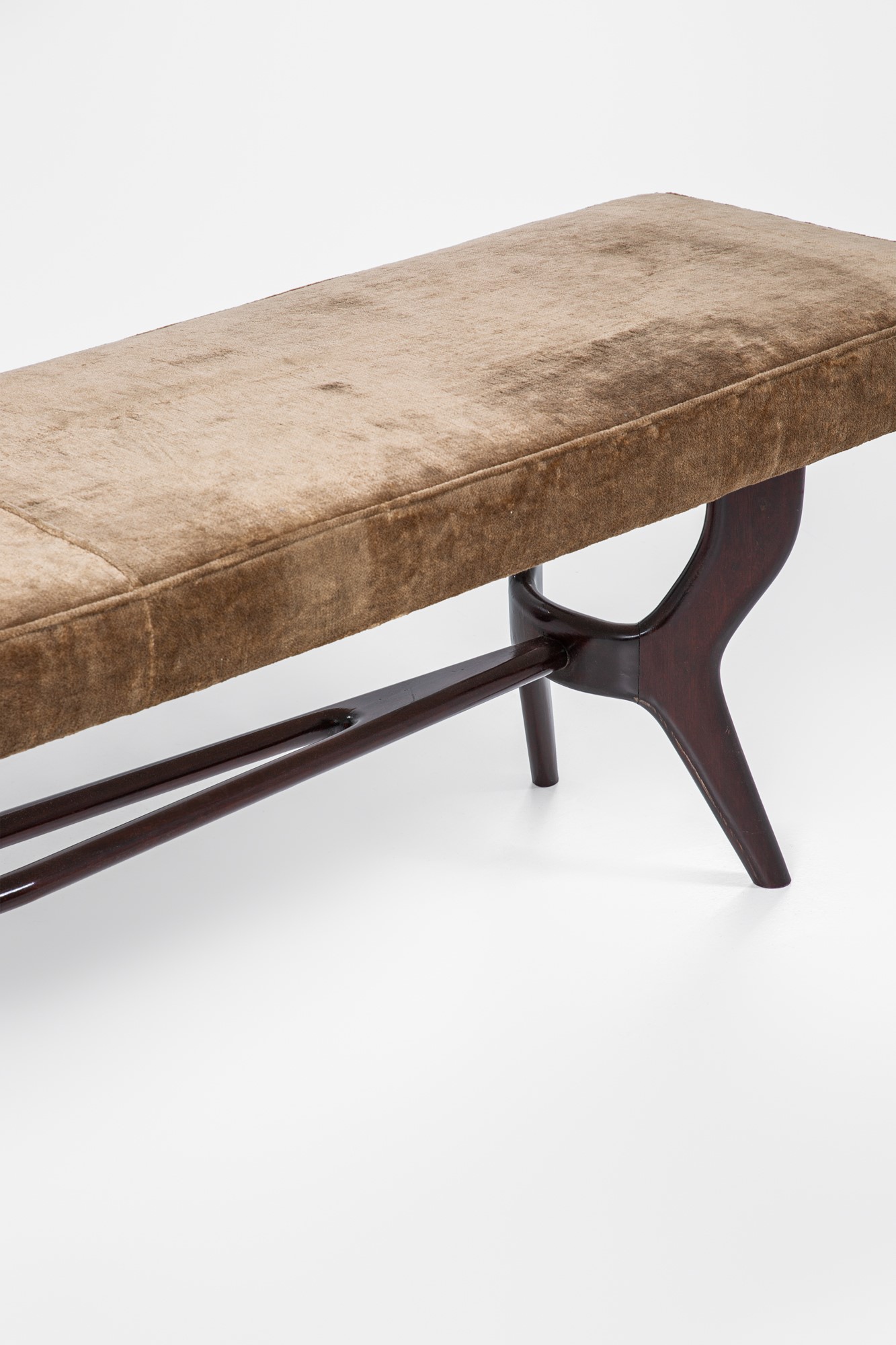Grande panca, legno sagomato ebanizzato con rivestimento tessile