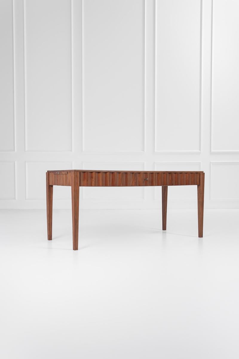 Scrivania con cassetto centrale e pianetto estraibile laterale