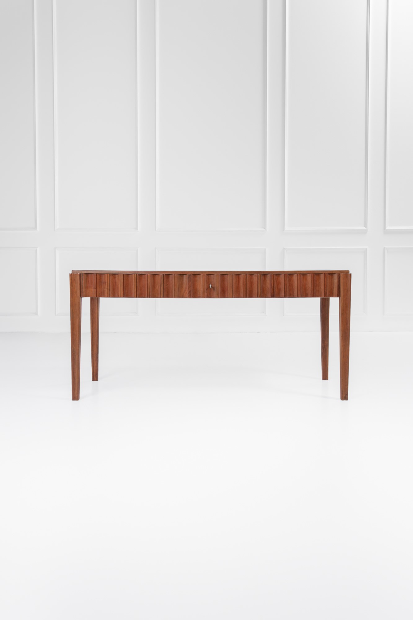 Scrivania con cassetto centrale e pianetto estraibile laterale