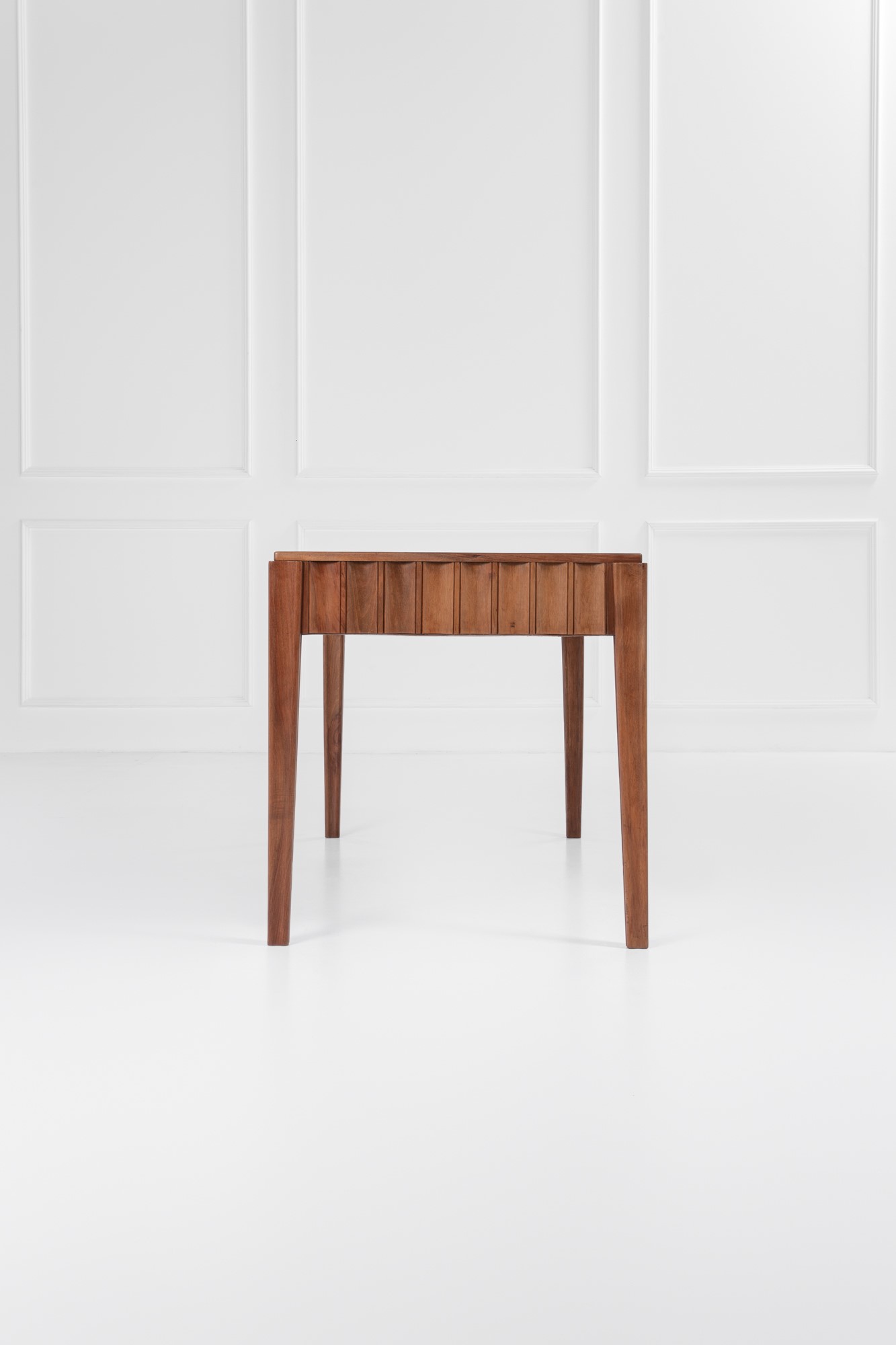 Scrivania con cassetto centrale e pianetto estraibile laterale