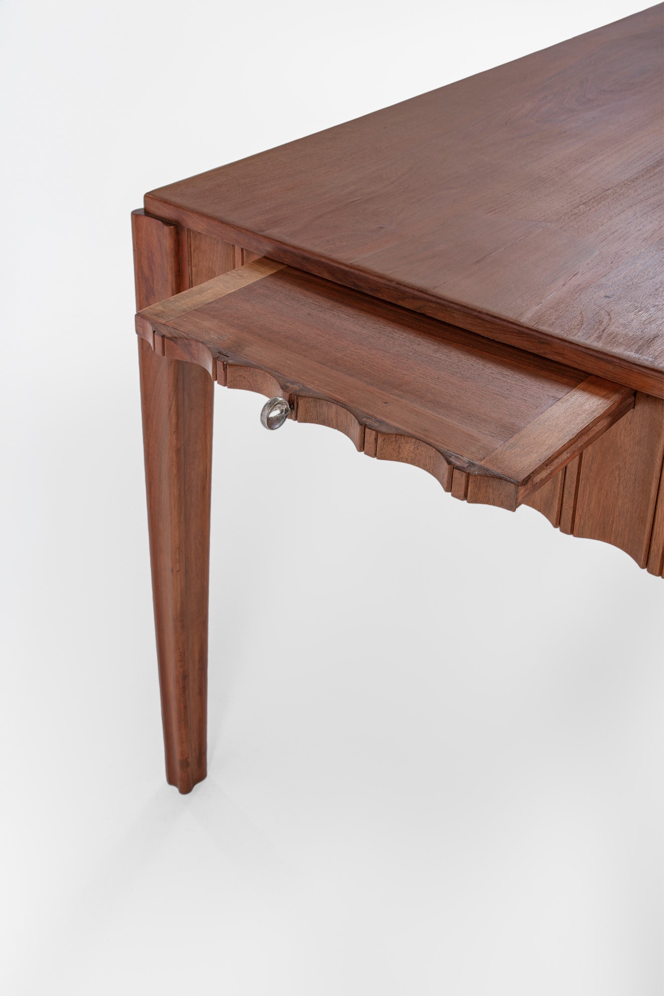 Scrivania con cassetto centrale e pianetto estraibile laterale