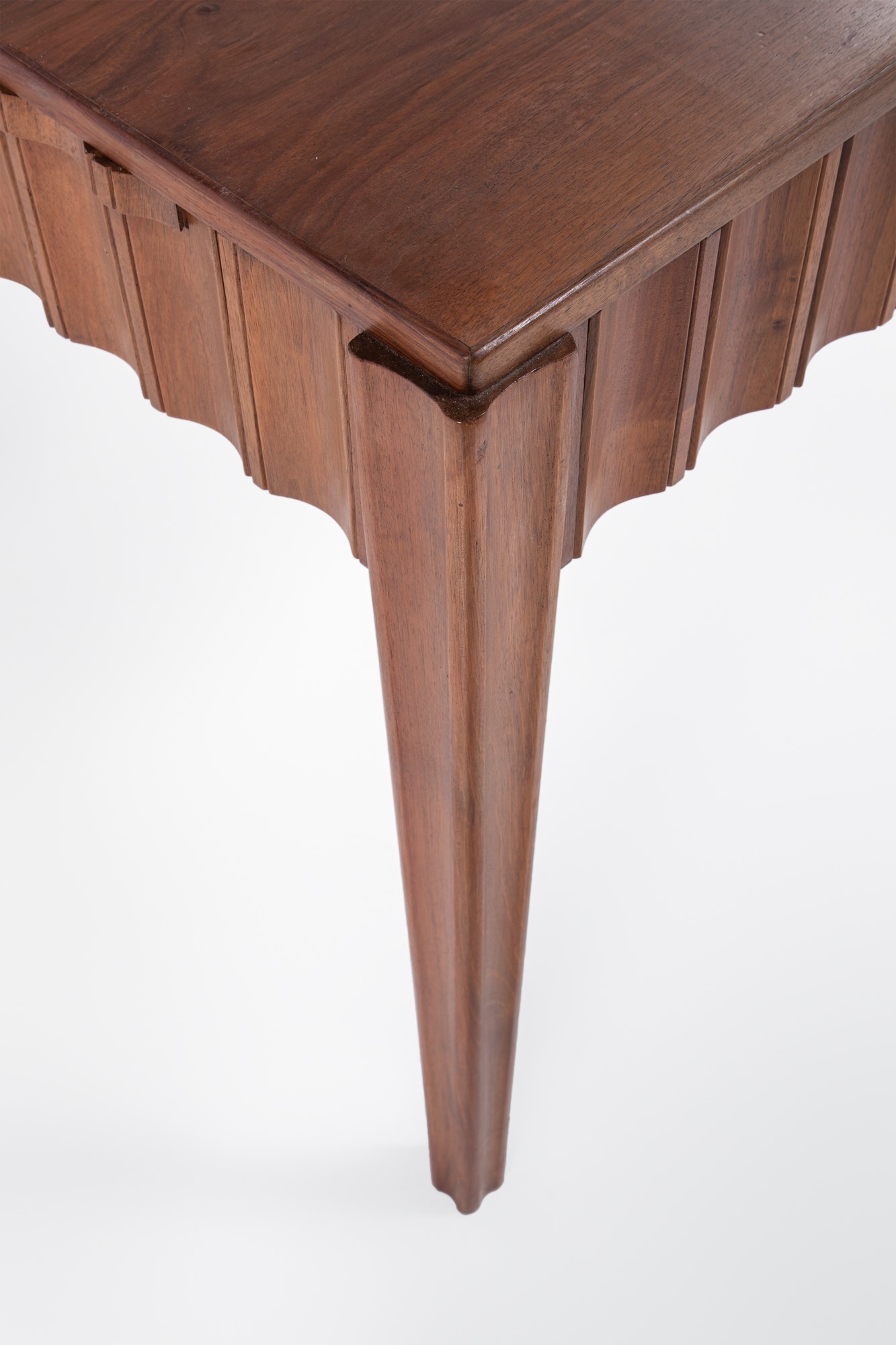 Scrivania con cassetto centrale e pianetto estraibile laterale