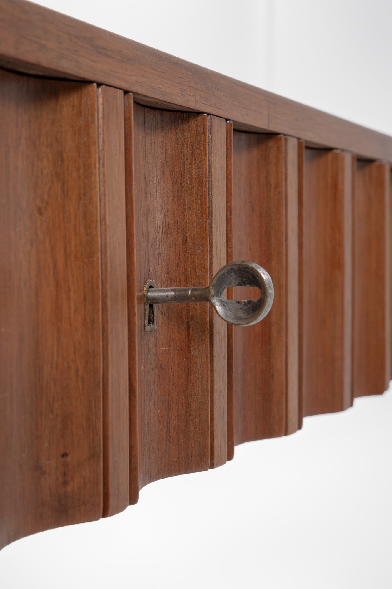 Scrivania con cassetto centrale e pianetto estraibile laterale