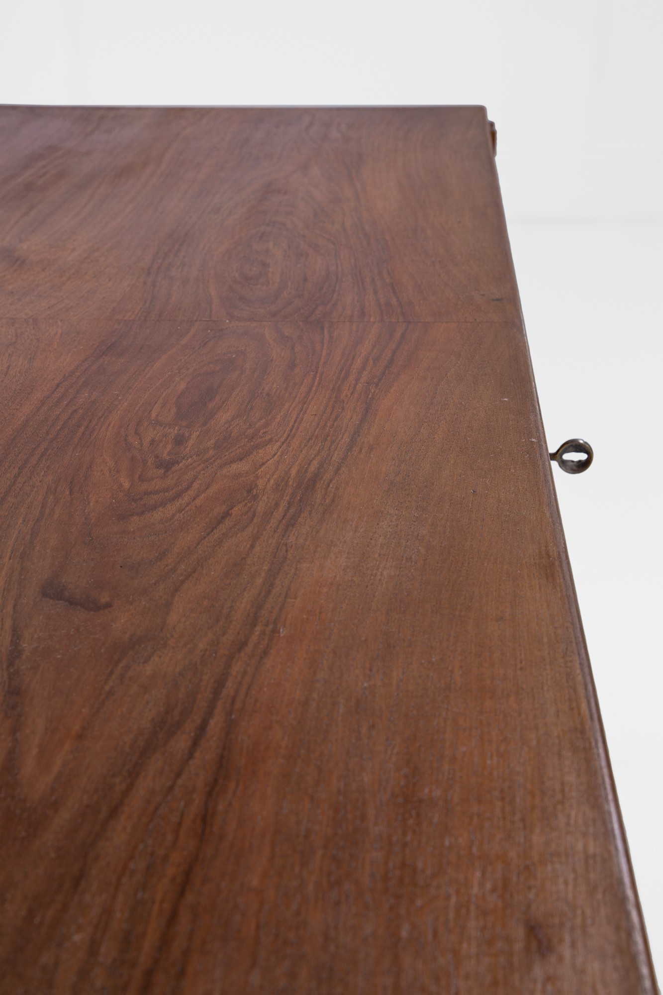 Scrivania con cassetto centrale e pianetto estraibile laterale