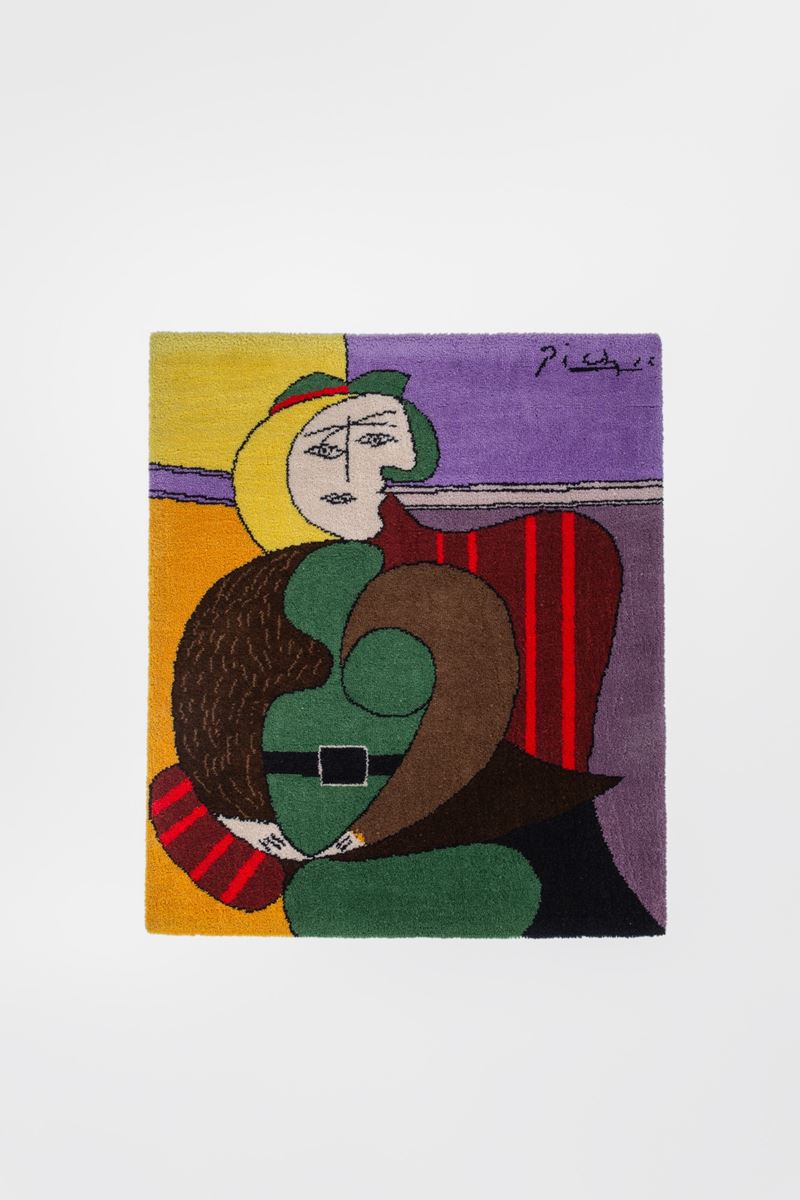 Femme assise dans un feauteuil rouge