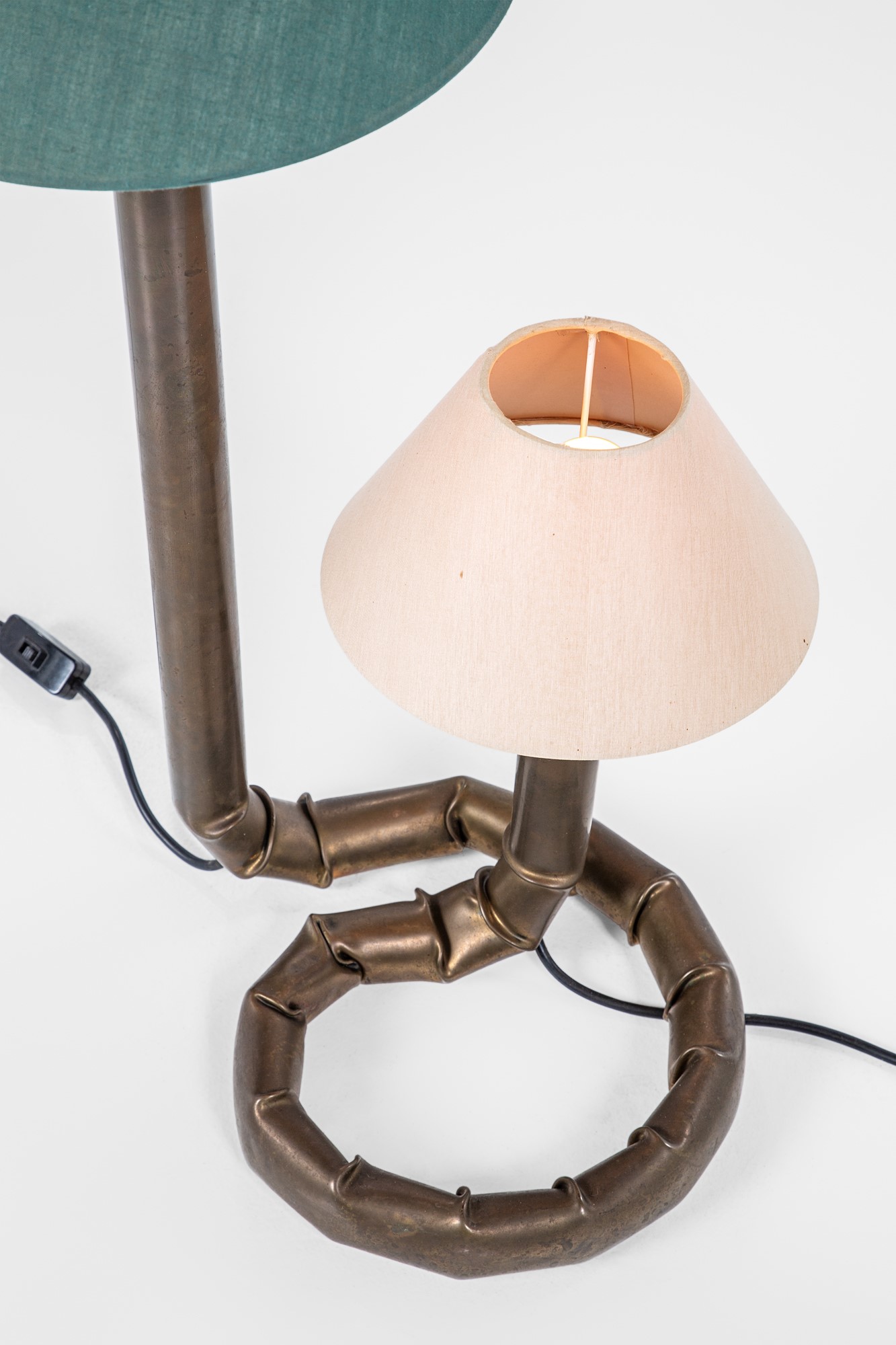 Bottega Gadda (attr.) - Lampada da terra in ottone tubolare e tessuto, circa 1970