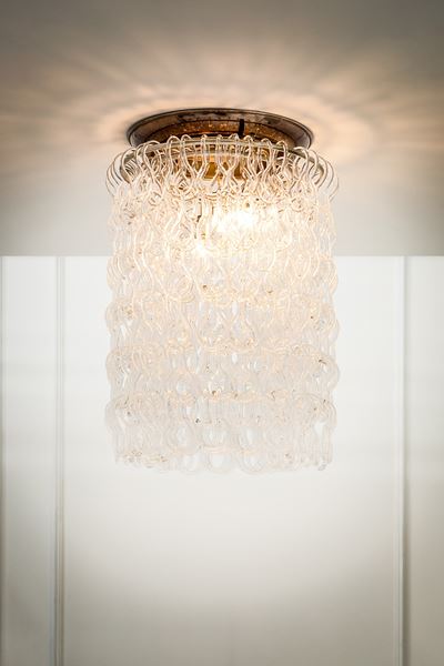 Lampadario in vetro trasparente con struttura in metallo nichelato